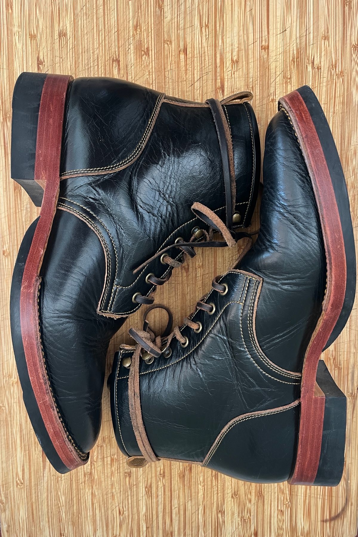 Photo by bootsnpoems on November 1, 2023 of the Jakkrabbits Field Boots in Shinki Black Teacore Horsebutt.