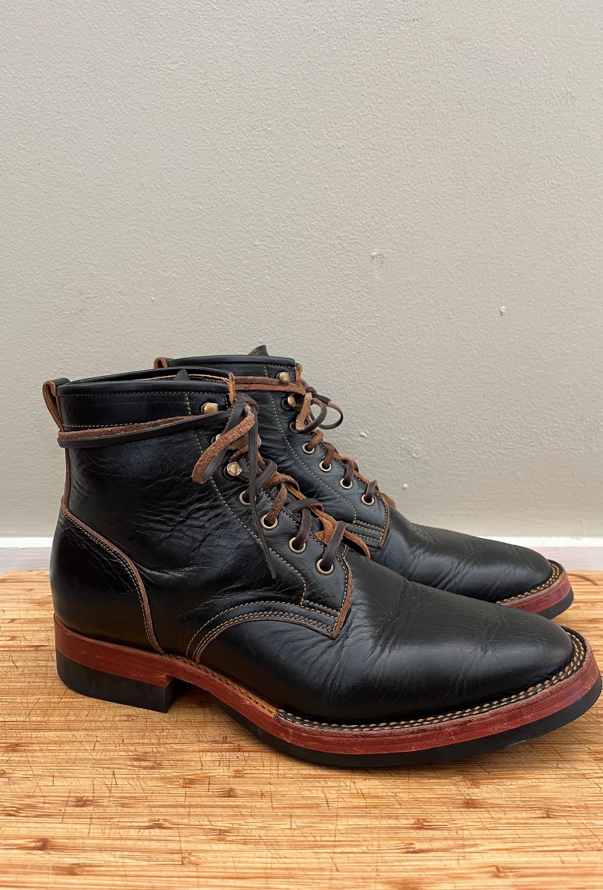 Photo by bootsnpoems on November 1, 2023 of the Jakkrabbits Field Boots in Shinki Black Teacore Horsebutt.