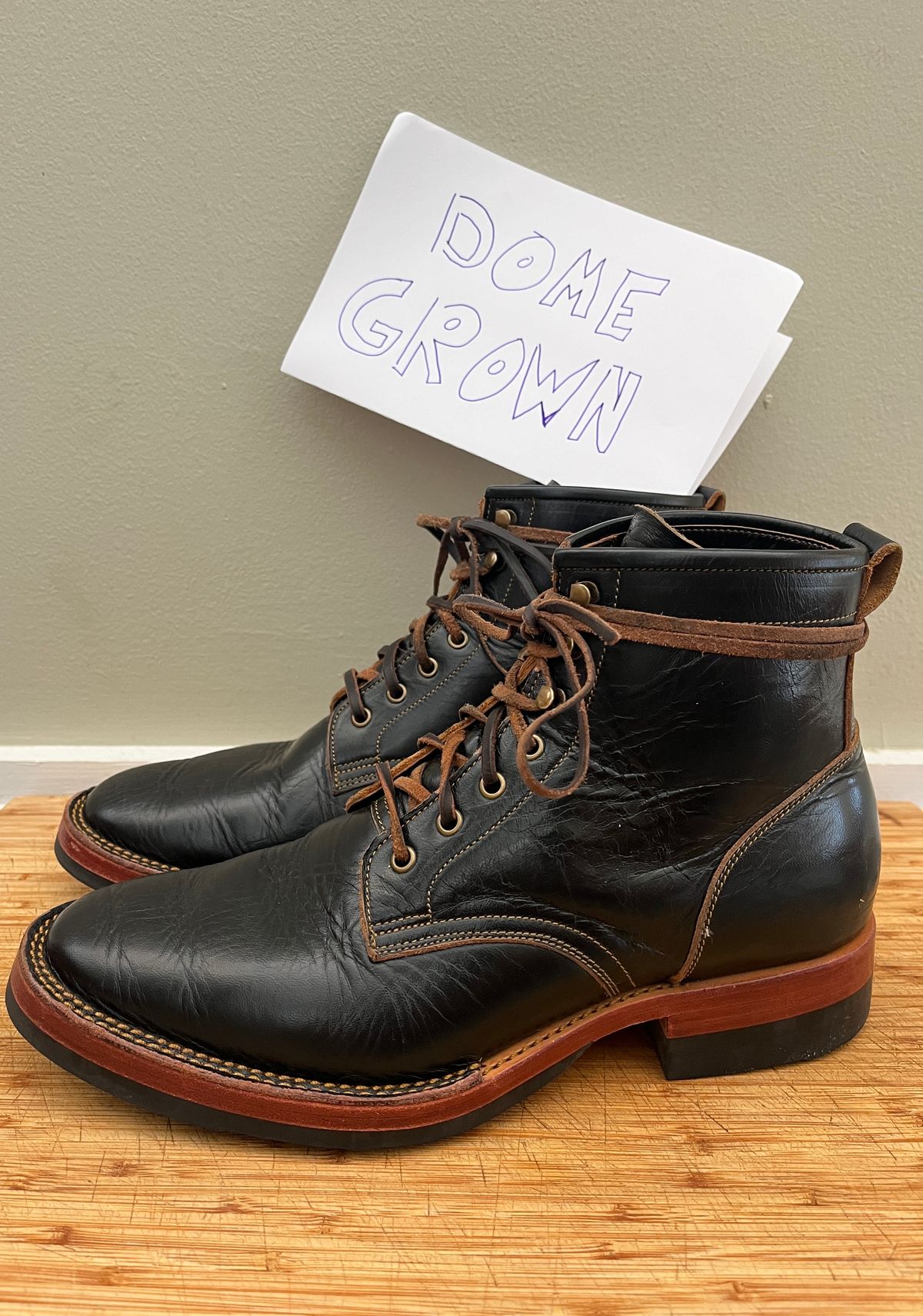 Photo by bootsnpoems on November 1, 2023 of the Jakkrabbits Field Boots in Shinki Black Teacore Horsebutt.