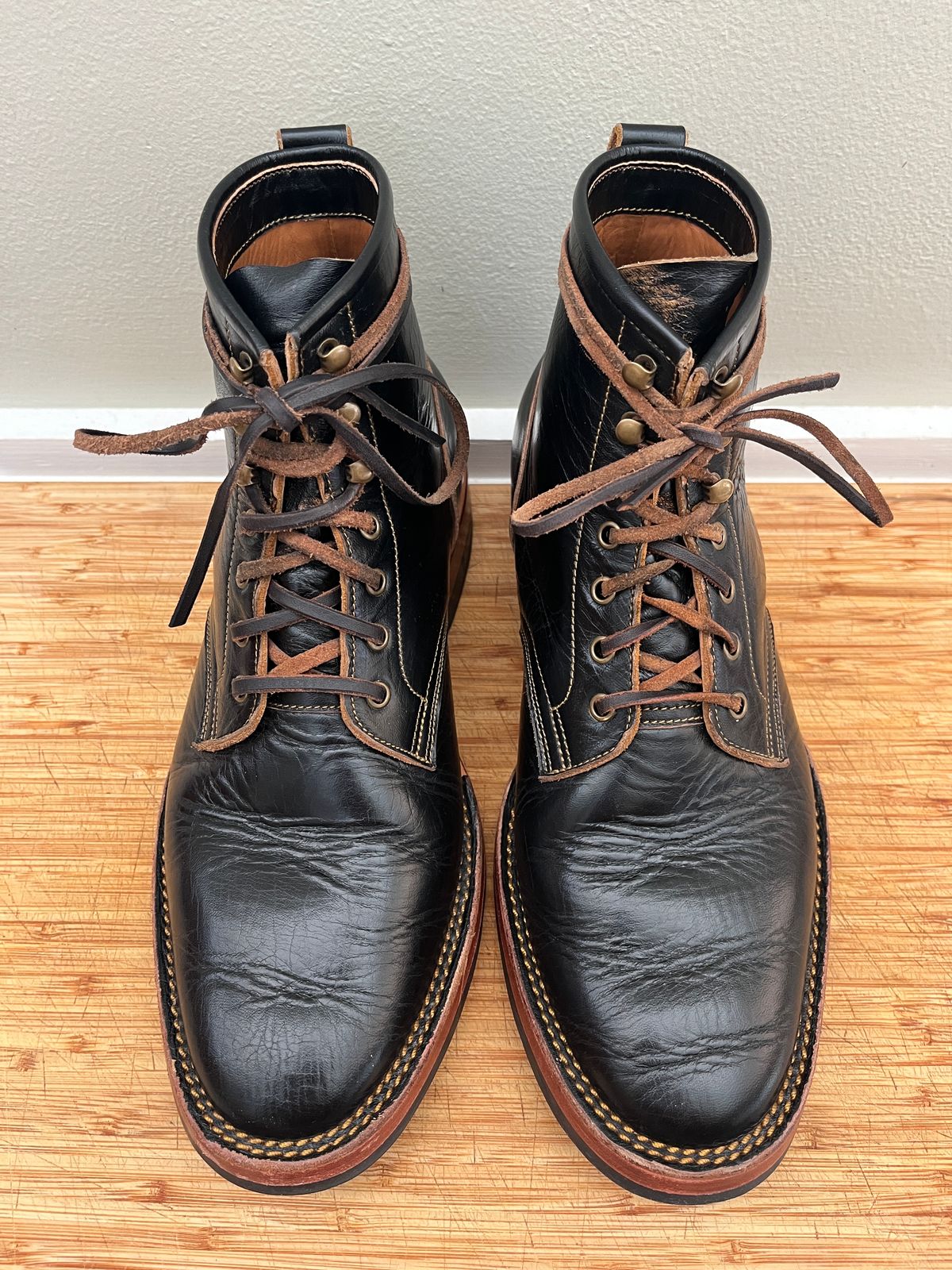 Photo by bootsnpoems on November 1, 2023 of the Jakkrabbits Field Boots in Shinki Black Teacore Horsebutt.