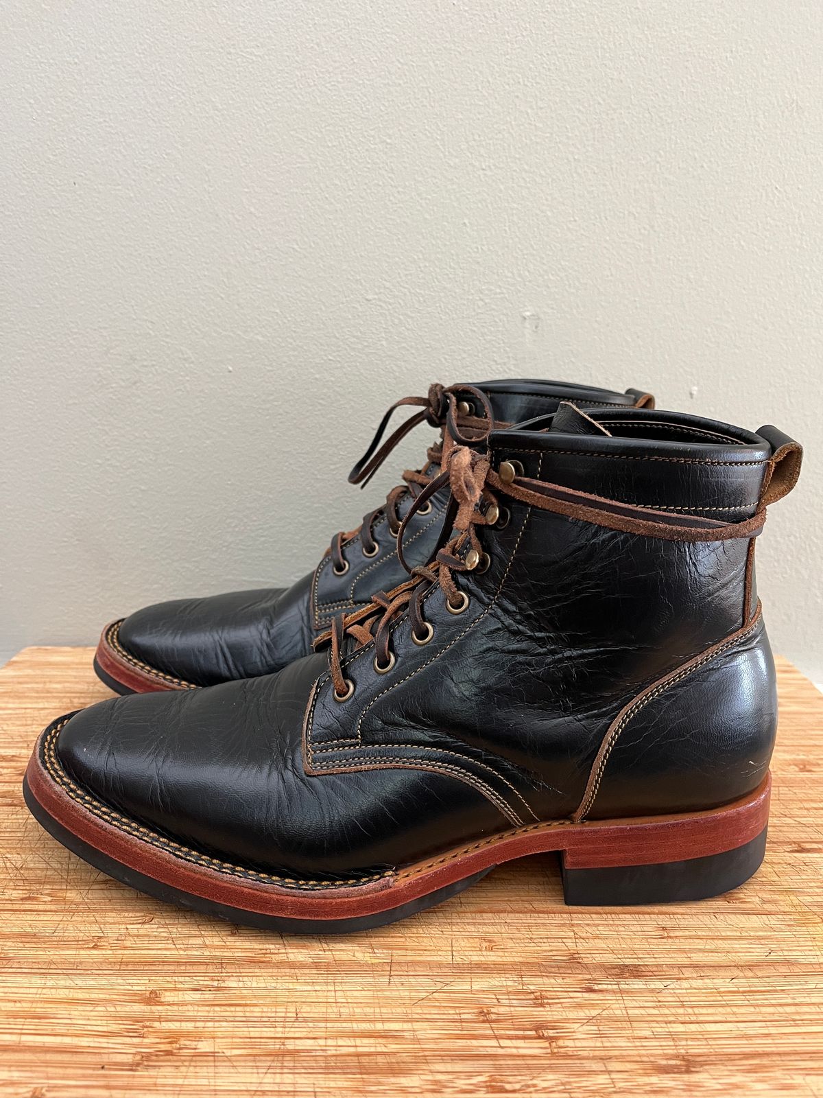 Photo by bootsnpoems on December 3, 2023 of the Jakkrabbits Field Boots in Shinki Black Teacore Horsebutt.