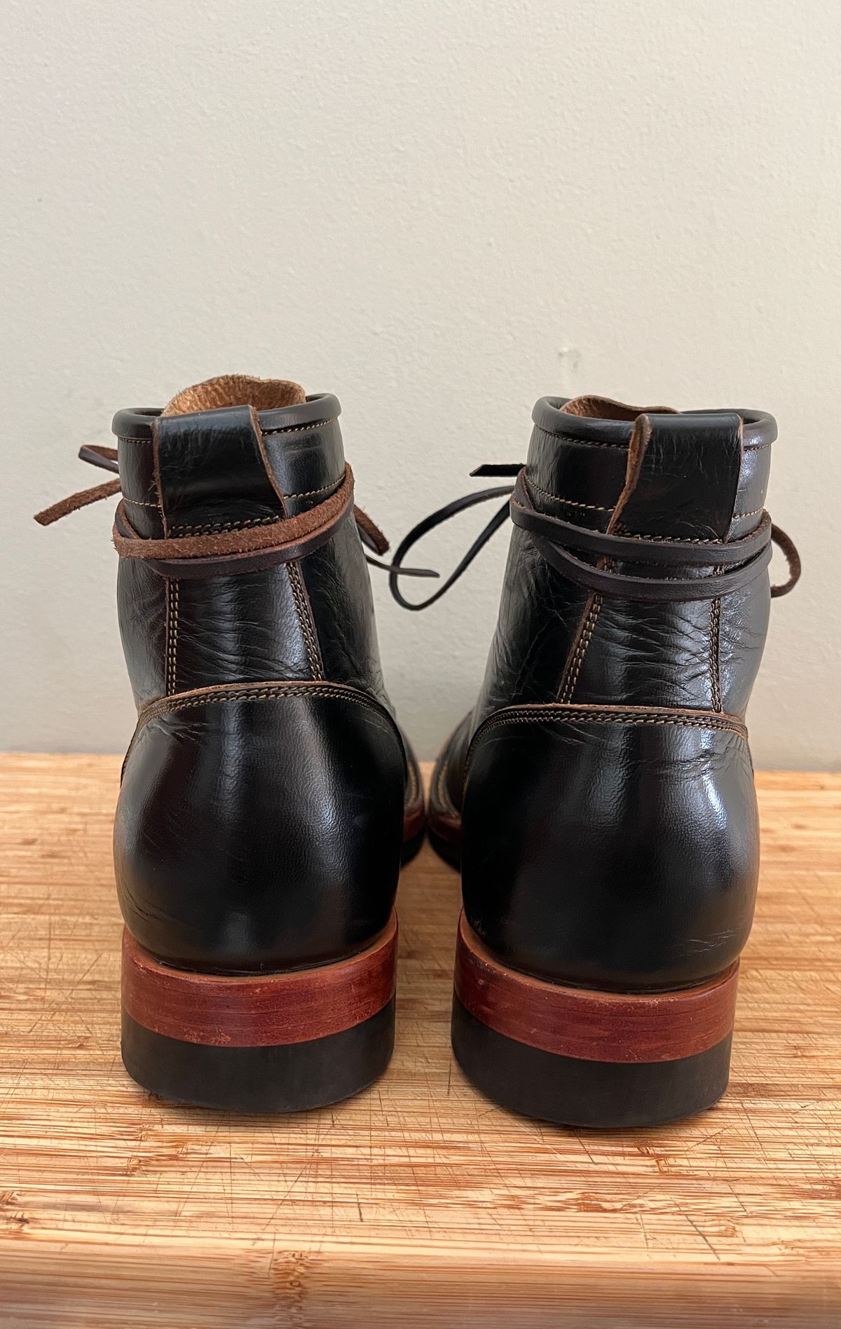 Photo by bootsnpoems on January 2, 2024 of the Jakkrabbits Field Boots in Shinki Black Teacore Horsebutt.