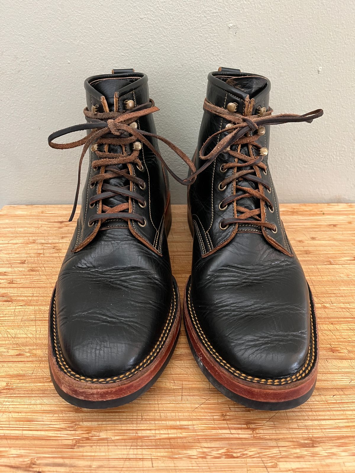 Photo by bootsnpoems on January 2, 2024 of the Jakkrabbits Field Boots in Shinki Black Teacore Horsebutt.
