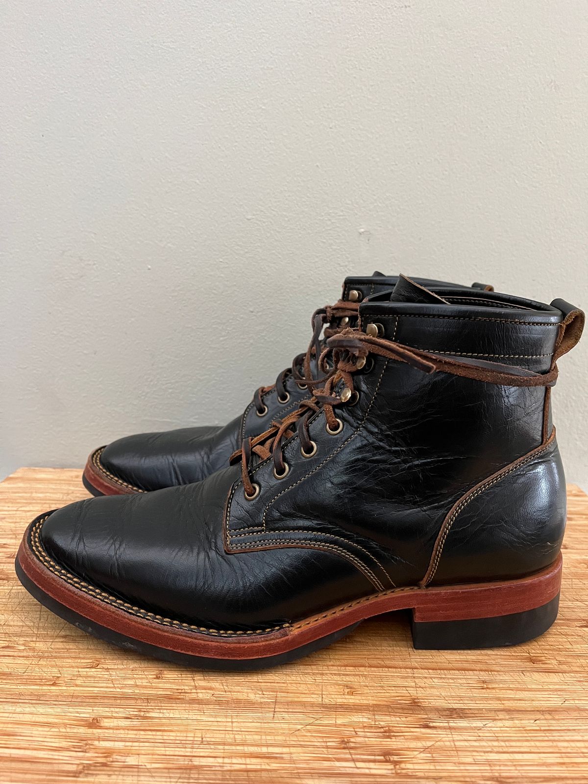 Photo by bootsnpoems on January 2, 2024 of the Jakkrabbits Field Boots in Shinki Black Teacore Horsebutt.