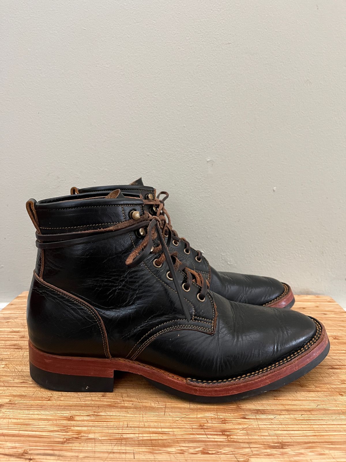 Photo by bootsnpoems on January 2, 2024 of the Jakkrabbits Field Boots in Shinki Black Teacore Horsebutt.