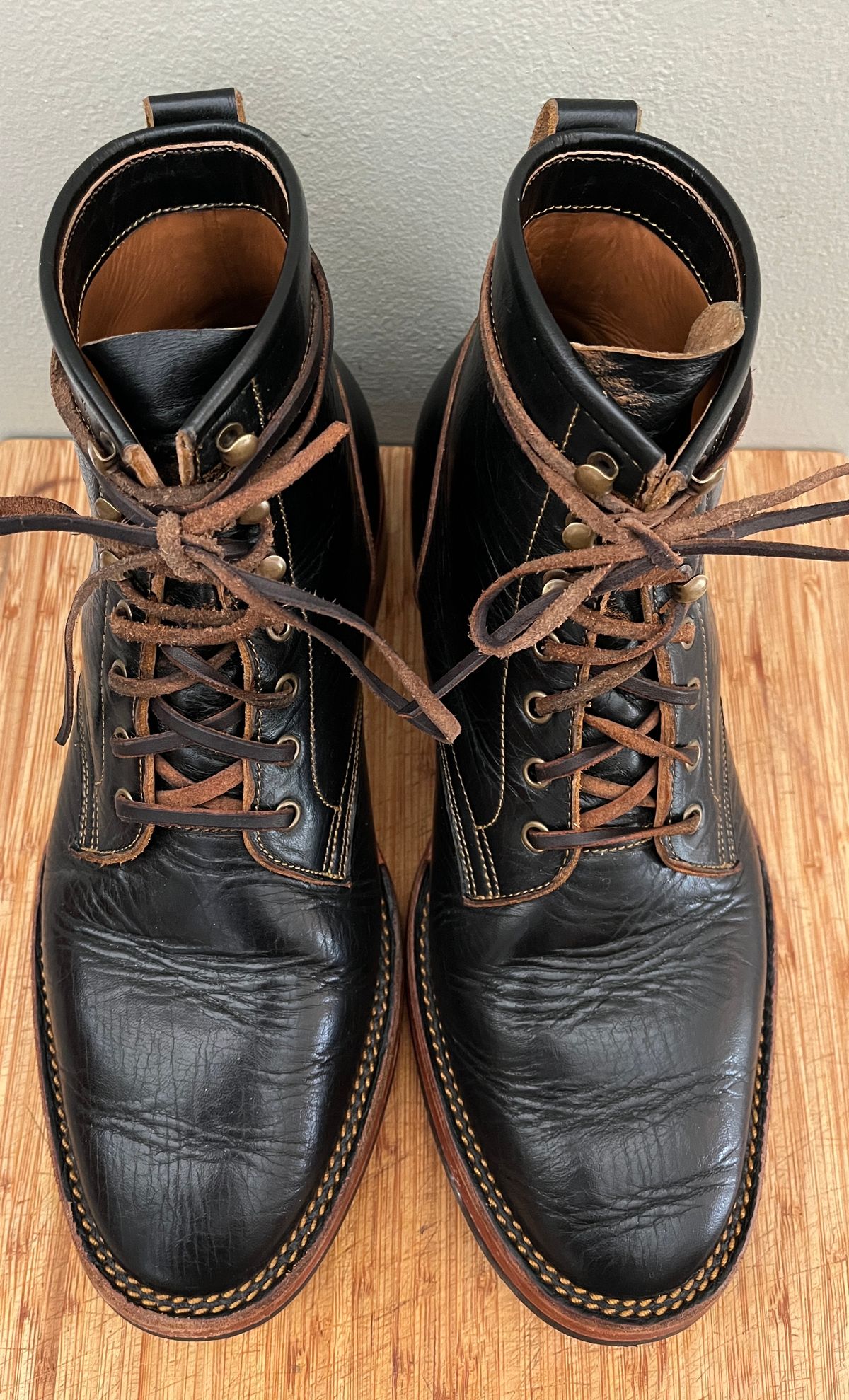 Photo by bootsnpoems on January 2, 2024 of the Jakkrabbits Field Boots in Shinki Black Teacore Horsebutt.