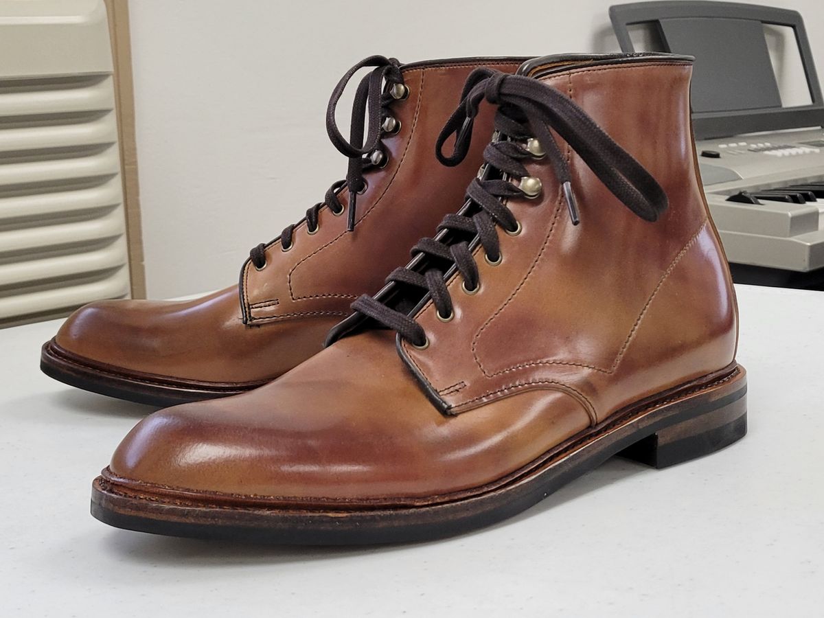 Photo by manowar on November 1, 2022 of the Allen Edmonds Higgins Mill in Horween Marbled Garnet Shell Cordovan.