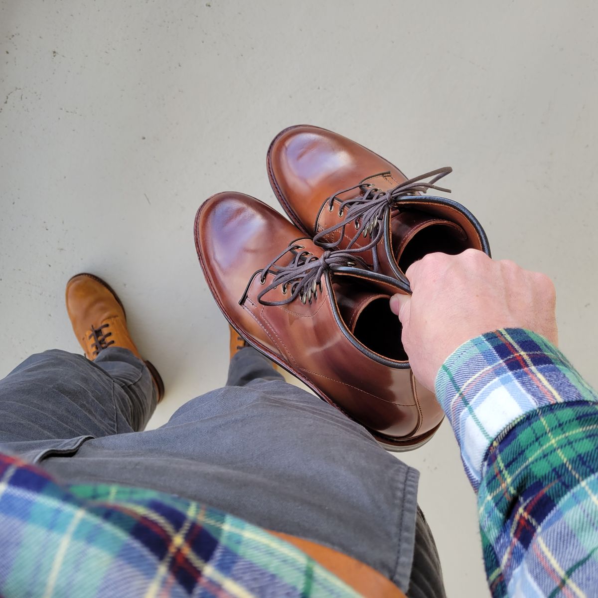 Photo by manowar on November 2, 2022 of the Allen Edmonds Higgins Mill in Horween Marbled Garnet Shell Cordovan.