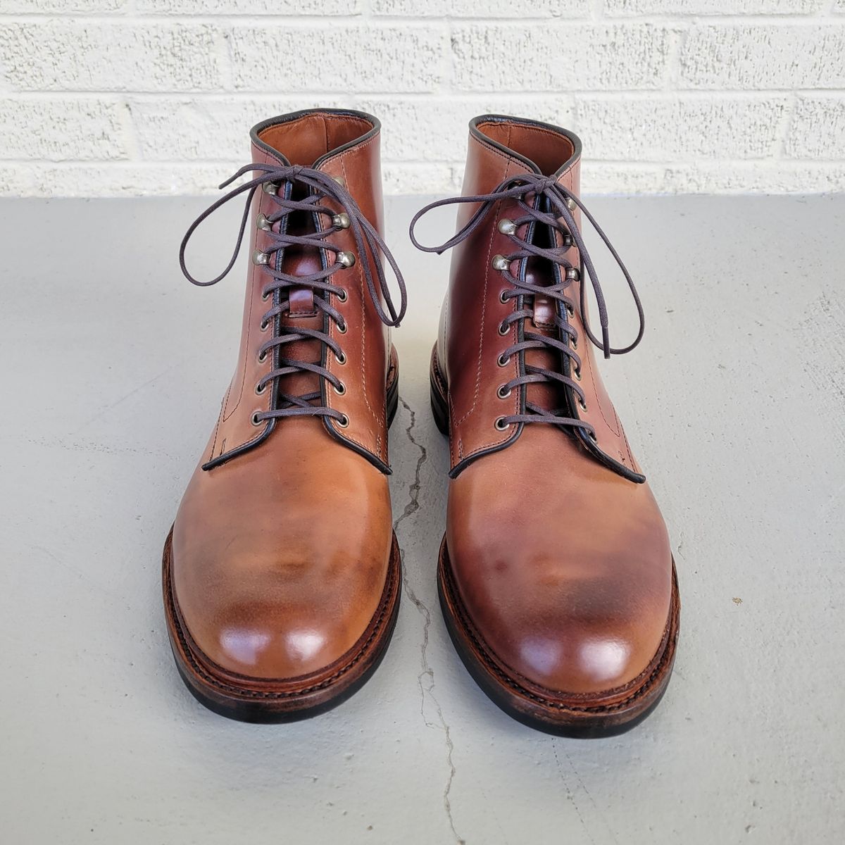 Photo by manowar on November 2, 2022 of the Allen Edmonds Higgins Mill in Horween Marbled Garnet Shell Cordovan.