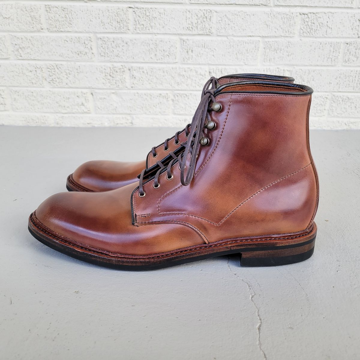 Photo by manowar on November 2, 2022 of the Allen Edmonds Higgins Mill in Horween Marbled Garnet Shell Cordovan.