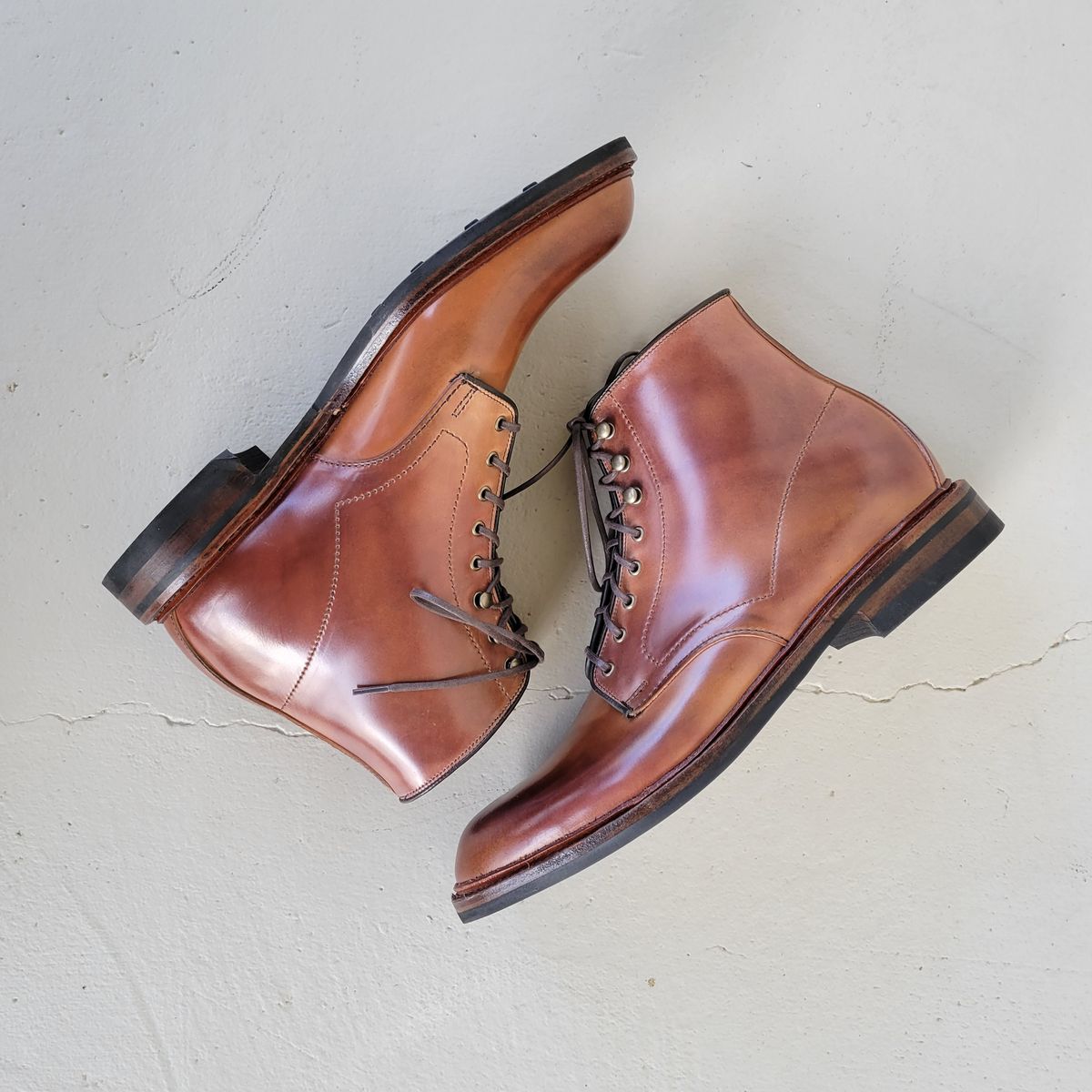 Photo by manowar on November 2, 2022 of the Allen Edmonds Higgins Mill in Horween Marbled Garnet Shell Cordovan.