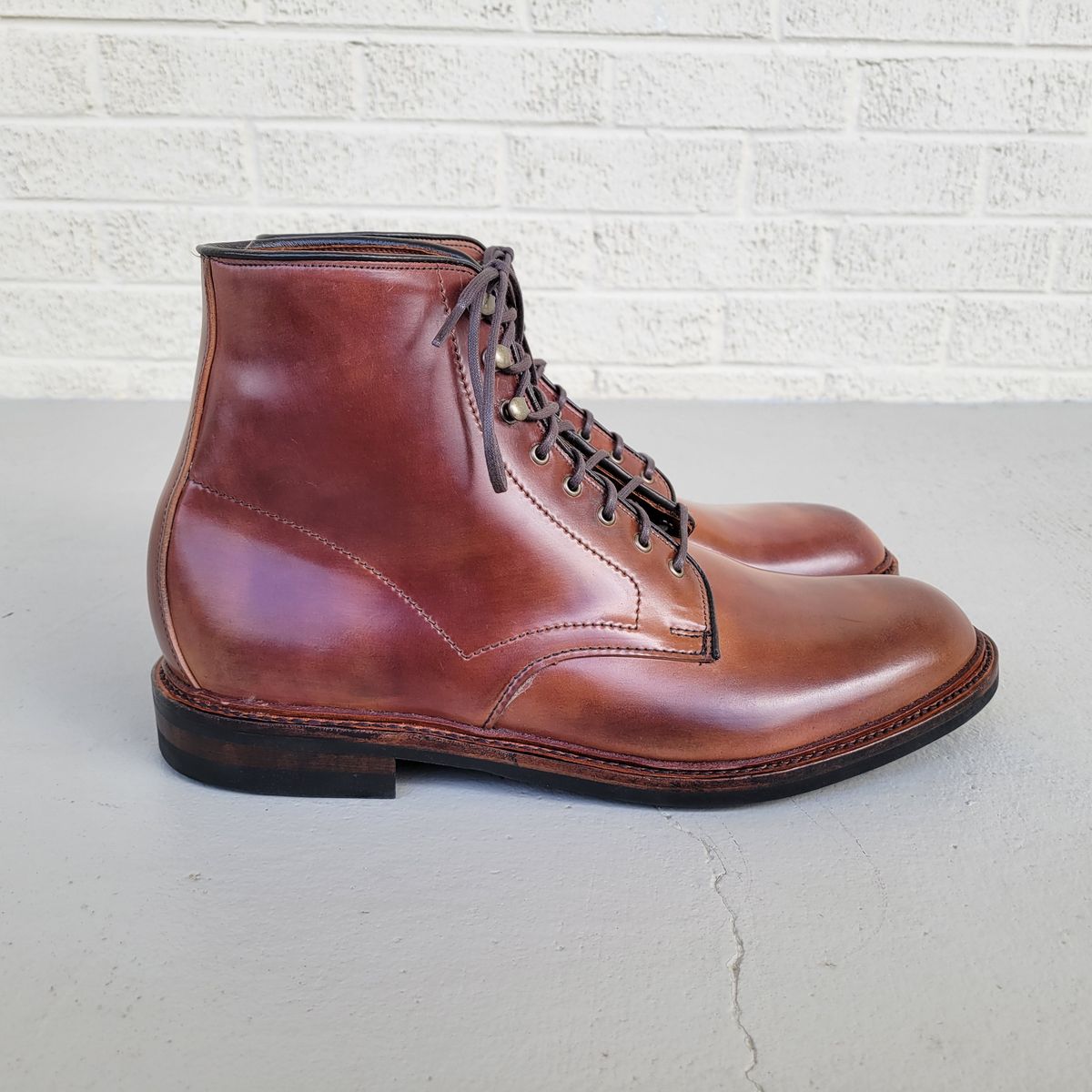 Photo by manowar on November 2, 2022 of the Allen Edmonds Higgins Mill in Horween Marbled Garnet Shell Cordovan.