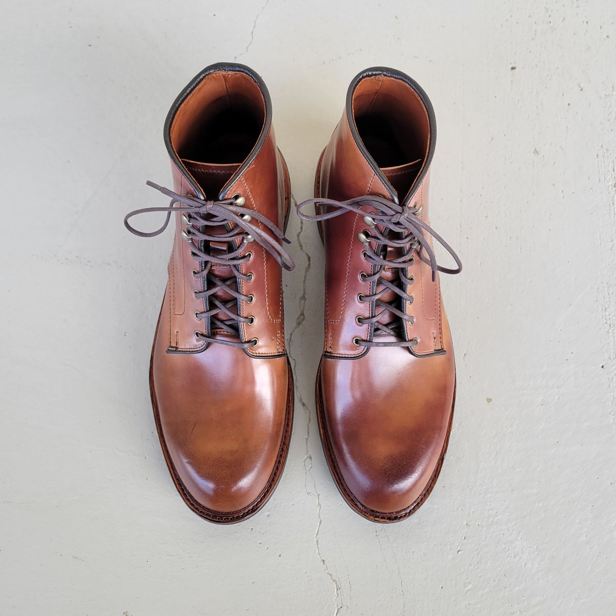 Photo by manowar on November 2, 2022 of the Allen Edmonds Higgins Mill in Horween Marbled Garnet Shell Cordovan.