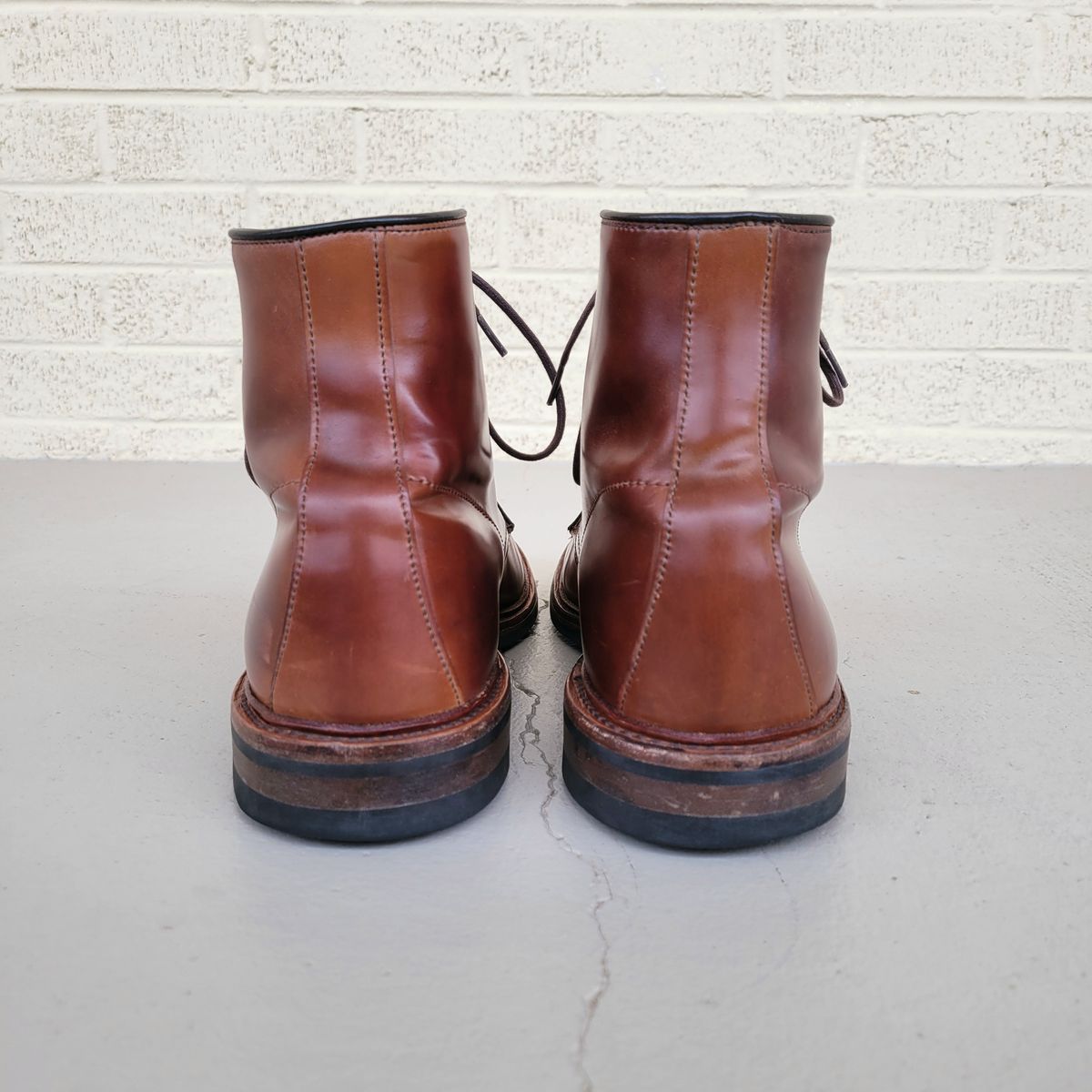 Photo by manowar on December 2, 2022 of the Allen Edmonds Higgins Mill in Horween Marbled Garnet Shell Cordovan.