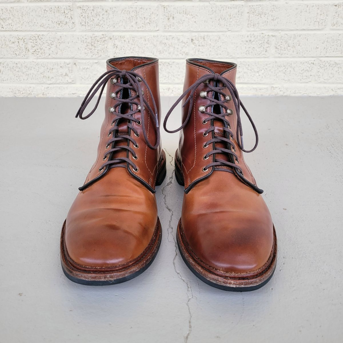 Photo by manowar on December 2, 2022 of the Allen Edmonds Higgins Mill in Horween Marbled Garnet Shell Cordovan.