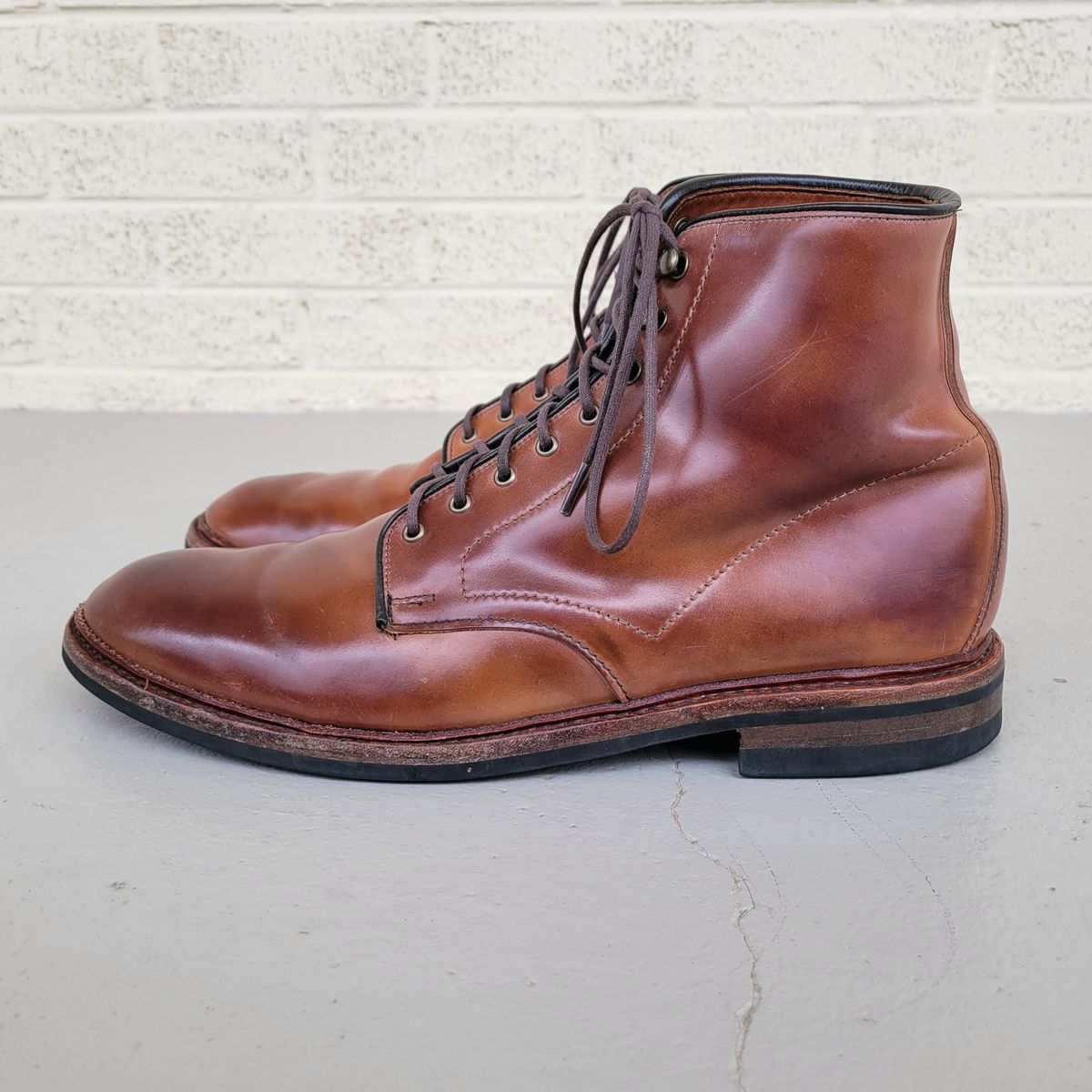 Photo by manowar on December 2, 2022 of the Allen Edmonds Higgins Mill in Horween Marbled Garnet Shell Cordovan.
