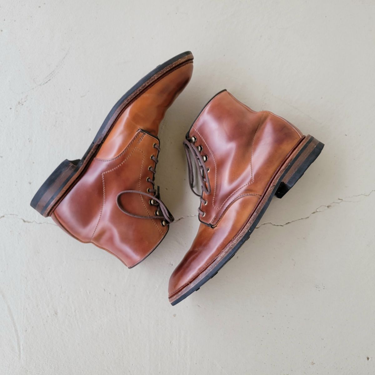 Photo by manowar on December 2, 2022 of the Allen Edmonds Higgins Mill in Horween Marbled Garnet Shell Cordovan.