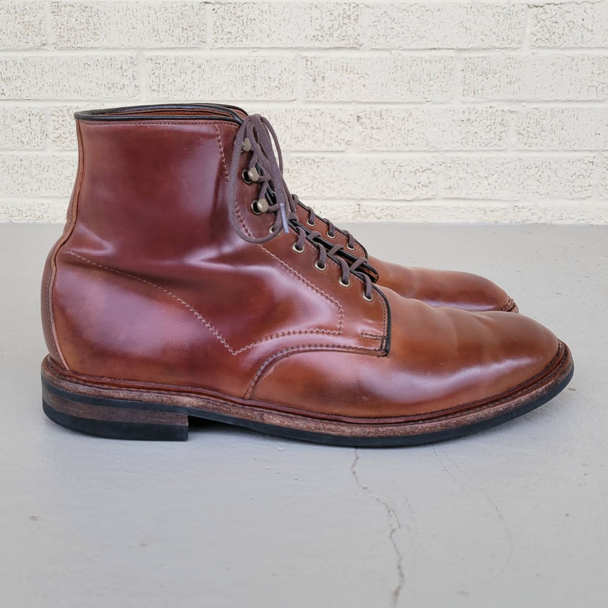 Photo by manowar on December 2, 2022 of the Allen Edmonds Higgins Mill in Horween Marbled Garnet Shell Cordovan.