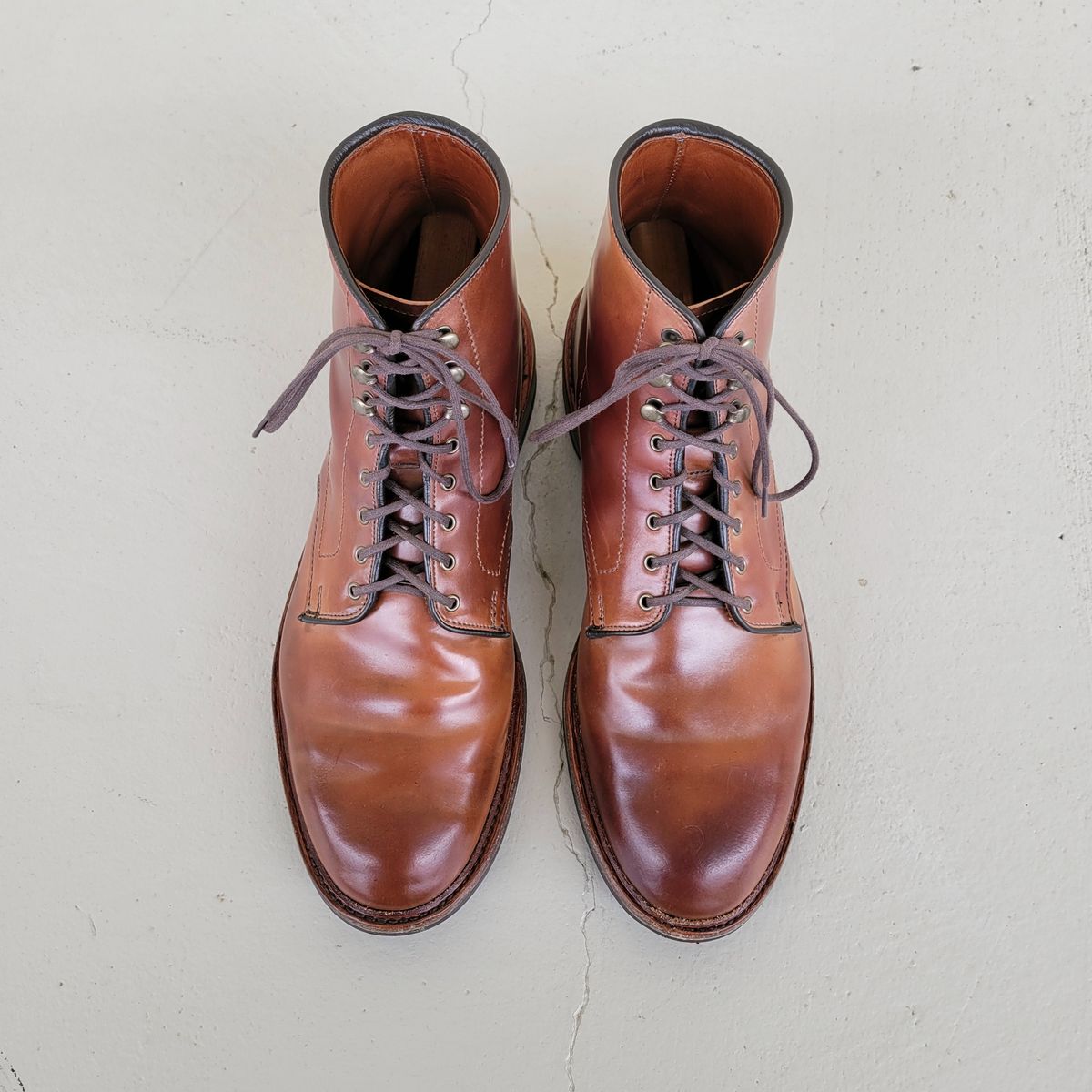 Photo by manowar on December 2, 2022 of the Allen Edmonds Higgins Mill in Horween Marbled Garnet Shell Cordovan.