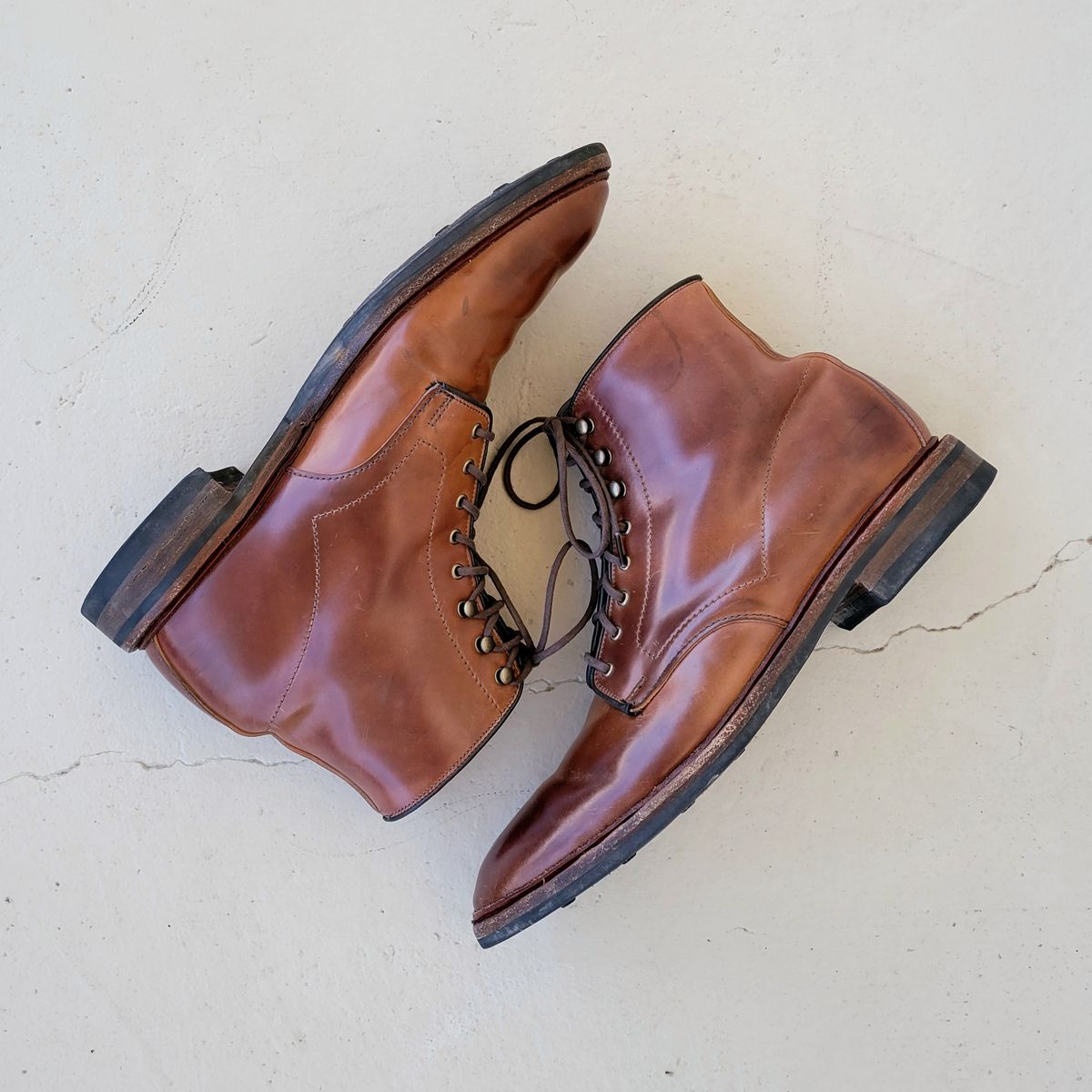 Photo by manowar on January 6, 2023 of the Allen Edmonds Higgins Mill in Horween Marbled Garnet Shell Cordovan.