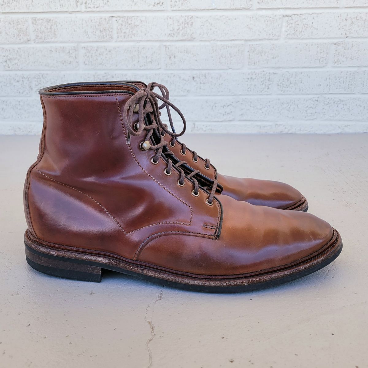 Photo by manowar on January 6, 2023 of the Allen Edmonds Higgins Mill in Horween Marbled Garnet Shell Cordovan.