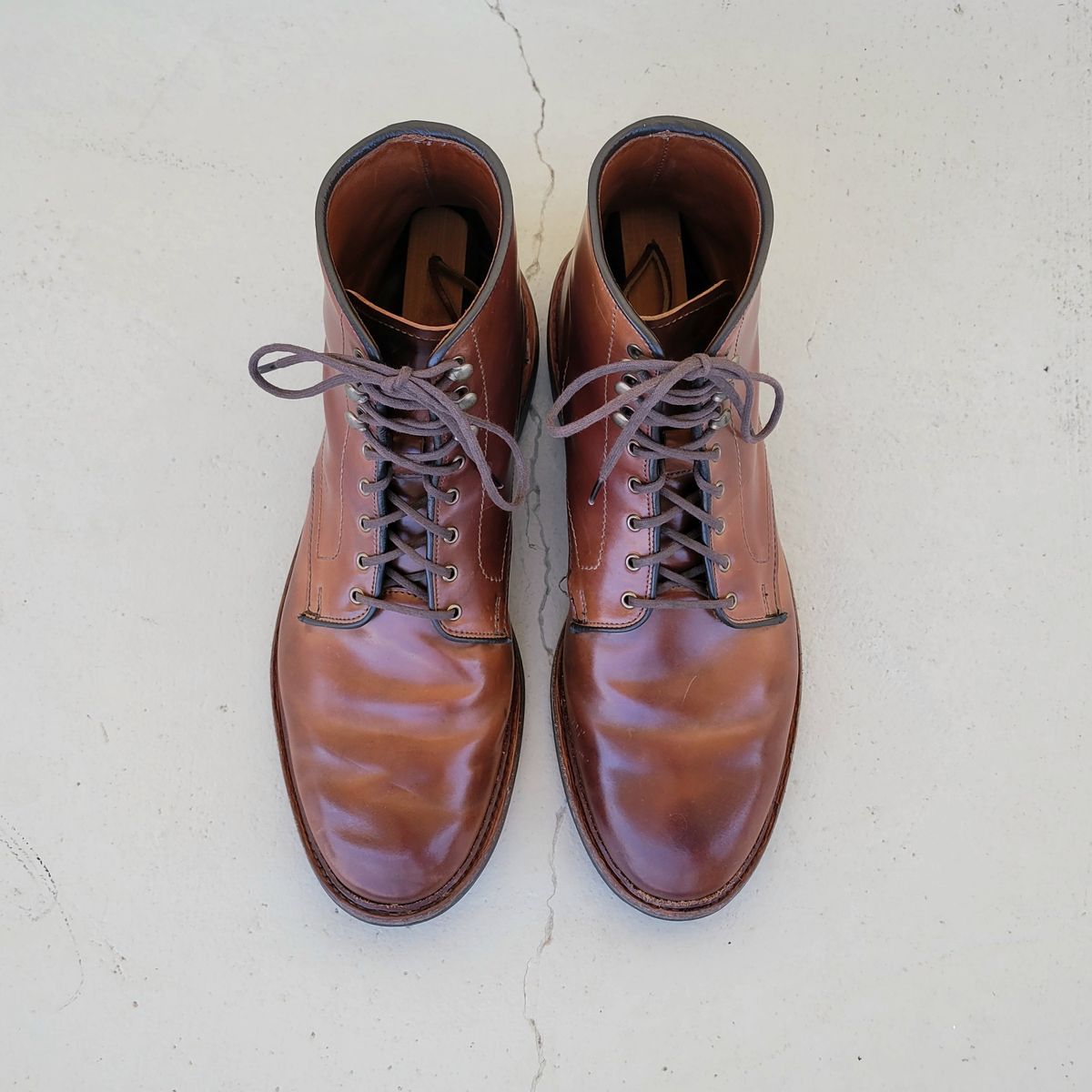 Photo by manowar on January 6, 2023 of the Allen Edmonds Higgins Mill in Horween Marbled Garnet Shell Cordovan.