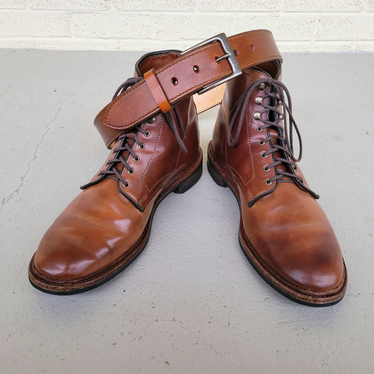Photo by manowar on December 15, 2022 of the Allen Edmonds Higgins Mill in Horween Marbled Garnet Shell Cordovan.