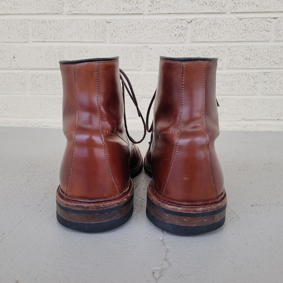 Photo by manowar on February 6, 2023 of the Allen Edmonds Higgins Mill in Horween Marbled Garnet Shell Cordovan.