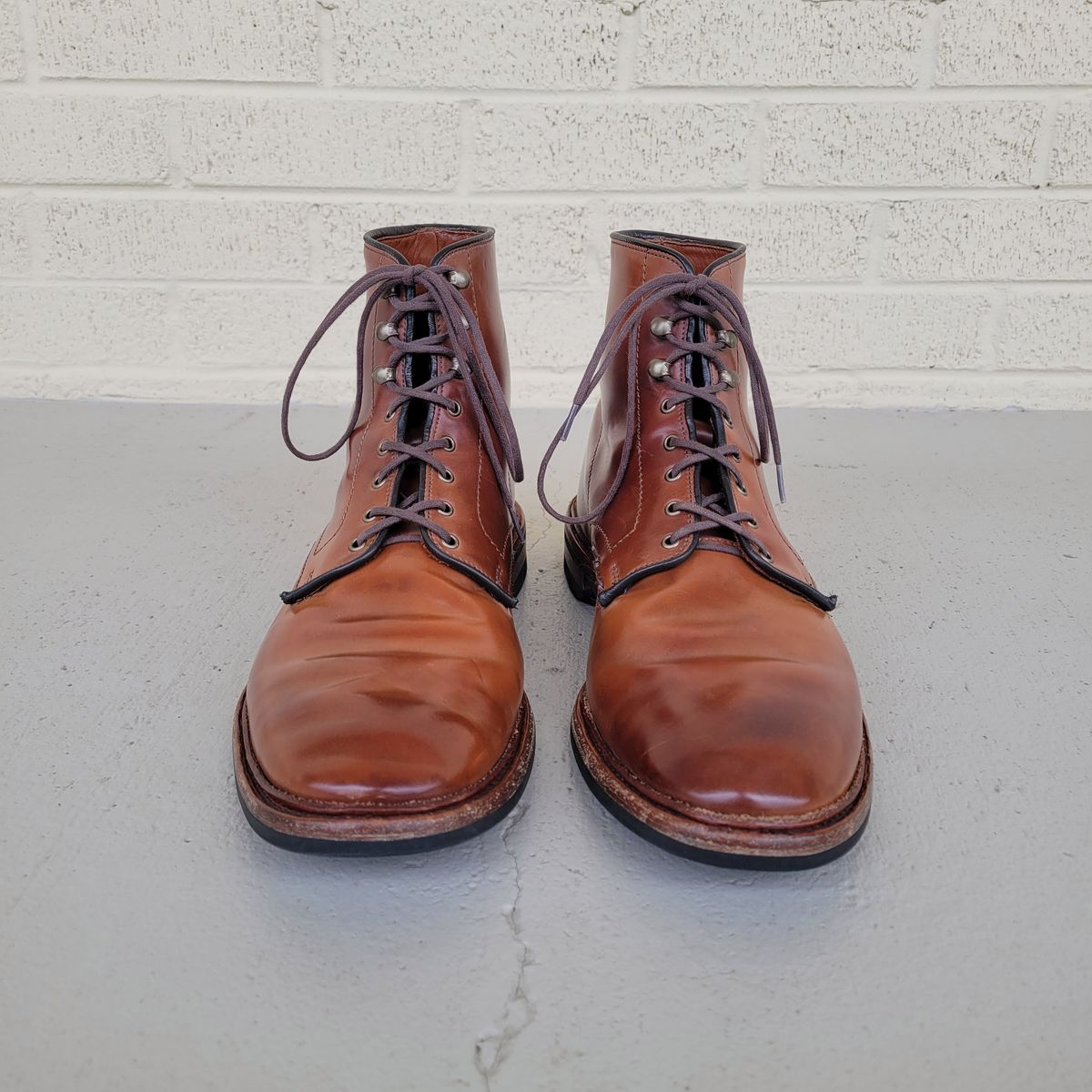 Photo by manowar on February 6, 2023 of the Allen Edmonds Higgins Mill in Horween Marbled Garnet Shell Cordovan.
