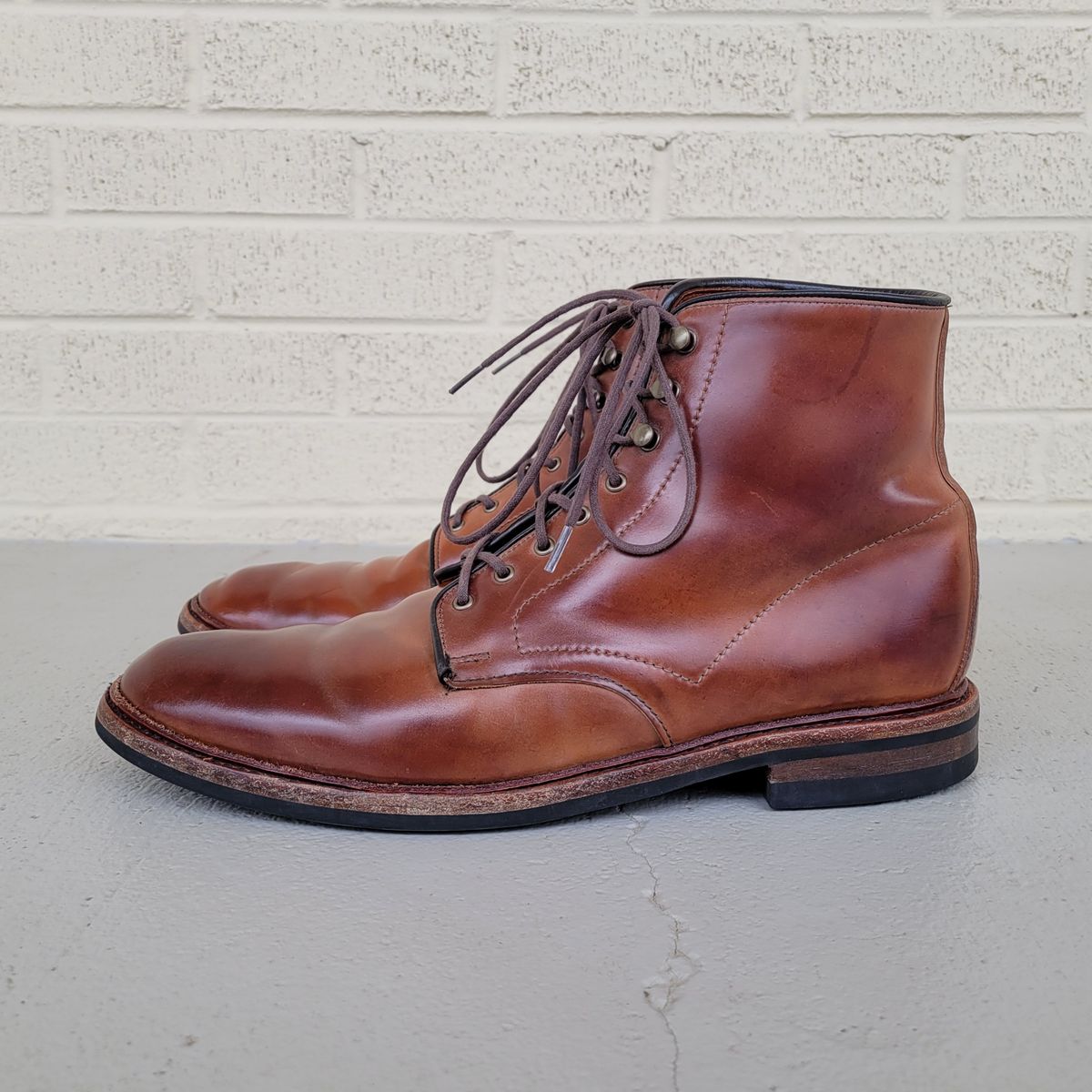 Photo by manowar on February 6, 2023 of the Allen Edmonds Higgins Mill in Horween Marbled Garnet Shell Cordovan.