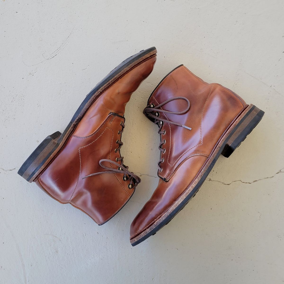 Photo by manowar on February 6, 2023 of the Allen Edmonds Higgins Mill in Horween Marbled Garnet Shell Cordovan.