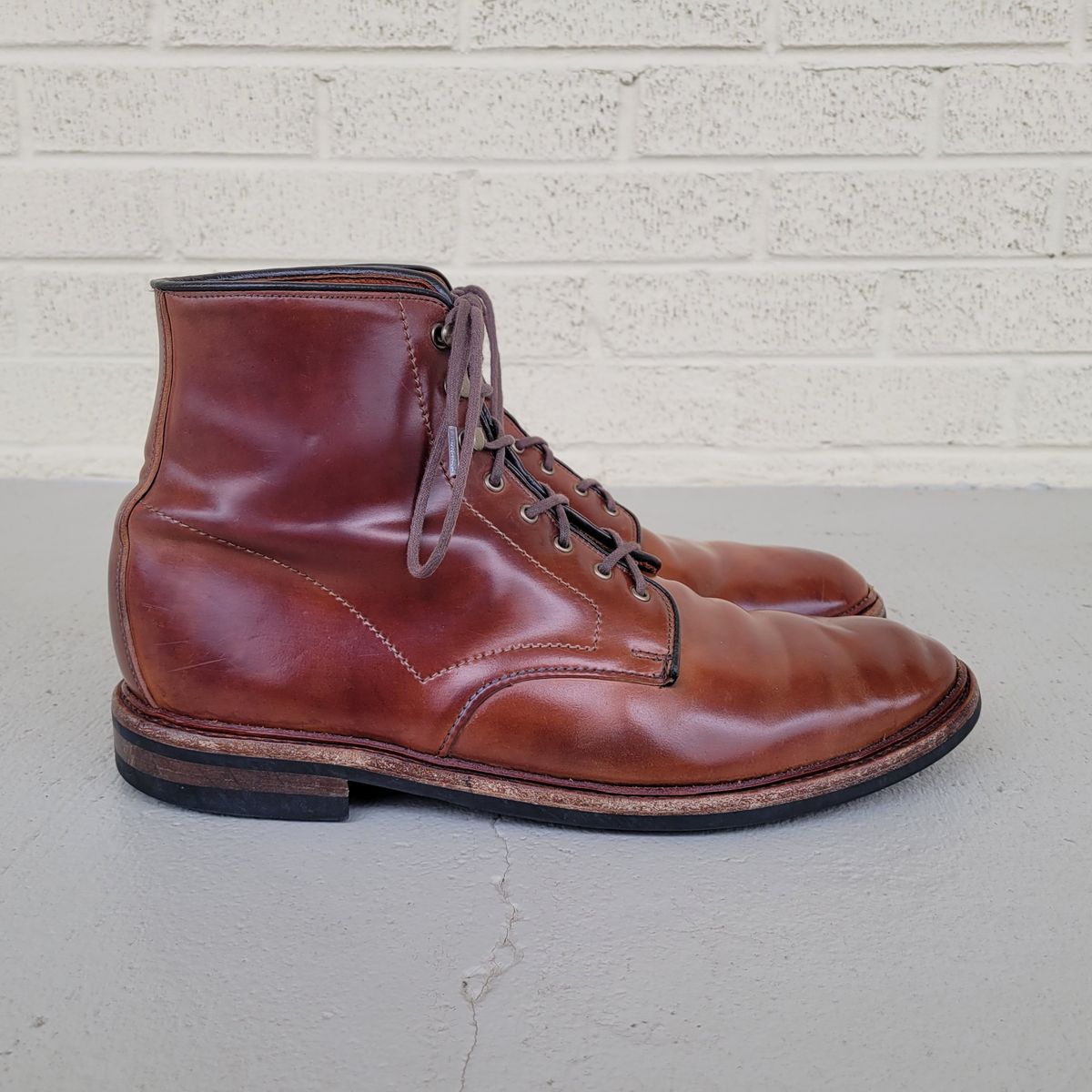 Photo by manowar on February 6, 2023 of the Allen Edmonds Higgins Mill in Horween Marbled Garnet Shell Cordovan.