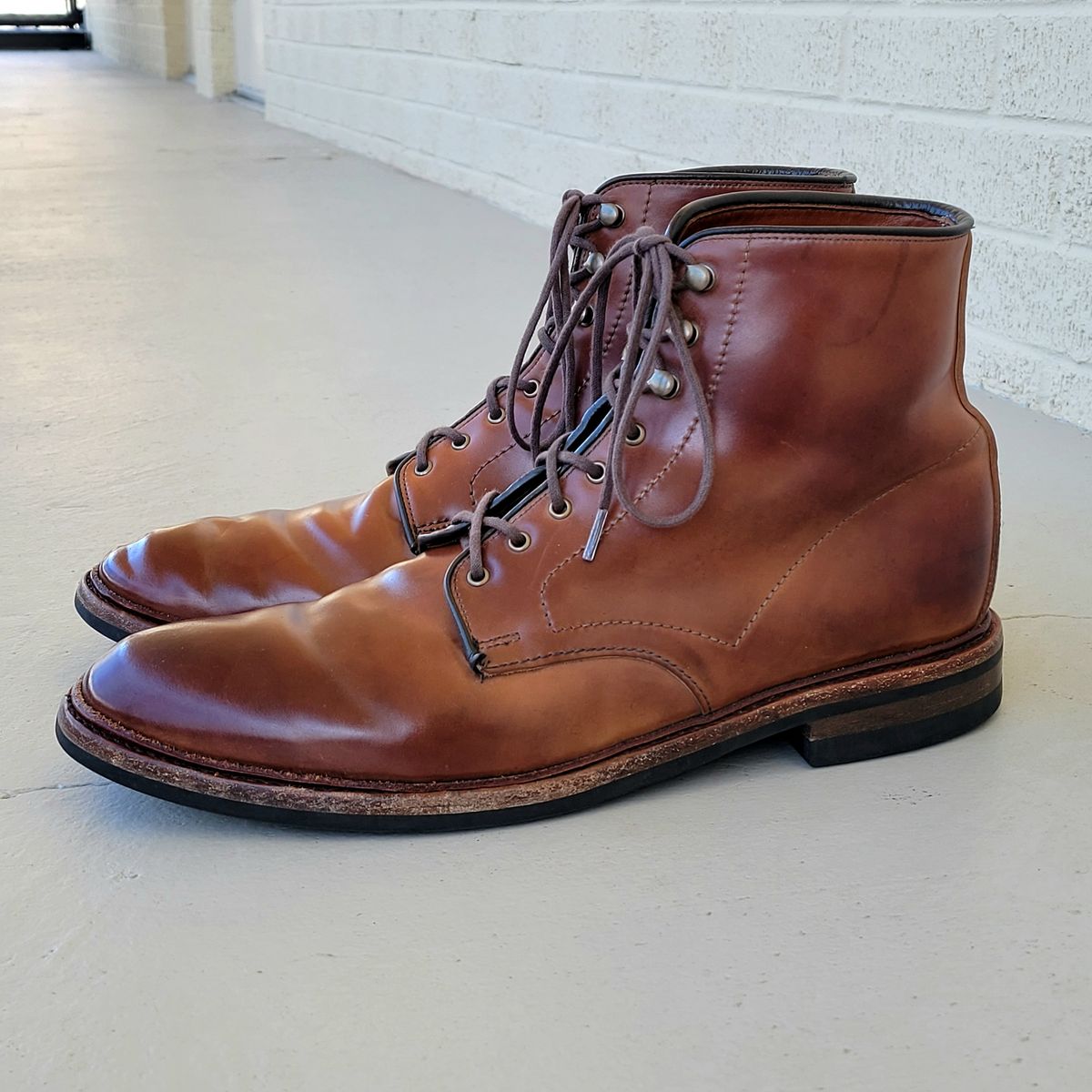 Photo by manowar on February 6, 2023 of the Allen Edmonds Higgins Mill in Horween Marbled Garnet Shell Cordovan.