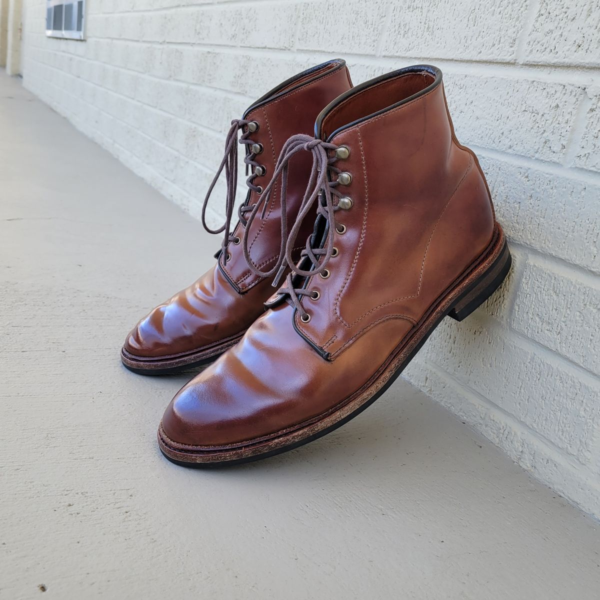 Photo by manowar on February 6, 2023 of the Allen Edmonds Higgins Mill in Horween Marbled Garnet Shell Cordovan.