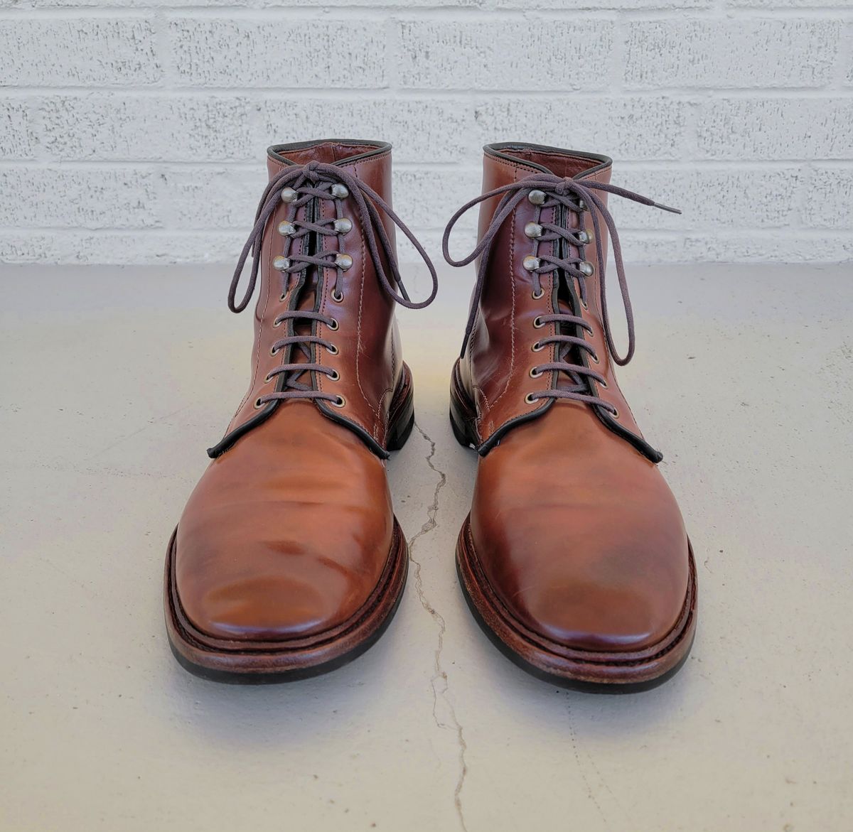 Photo by manowar on March 6, 2023 of the Allen Edmonds Higgins Mill in Horween Marbled Garnet Shell Cordovan.