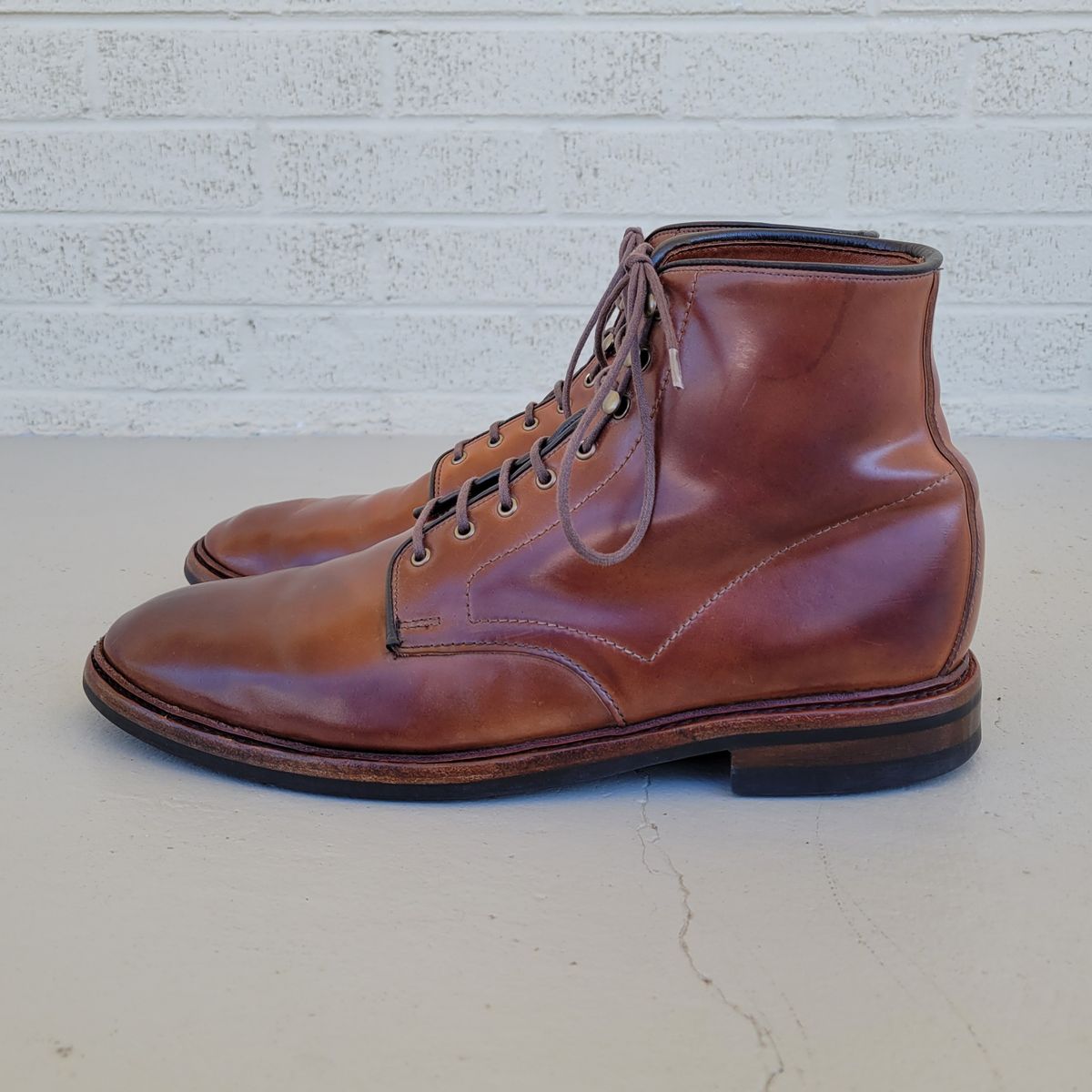 Photo by manowar on March 6, 2023 of the Allen Edmonds Higgins Mill in Horween Marbled Garnet Shell Cordovan.