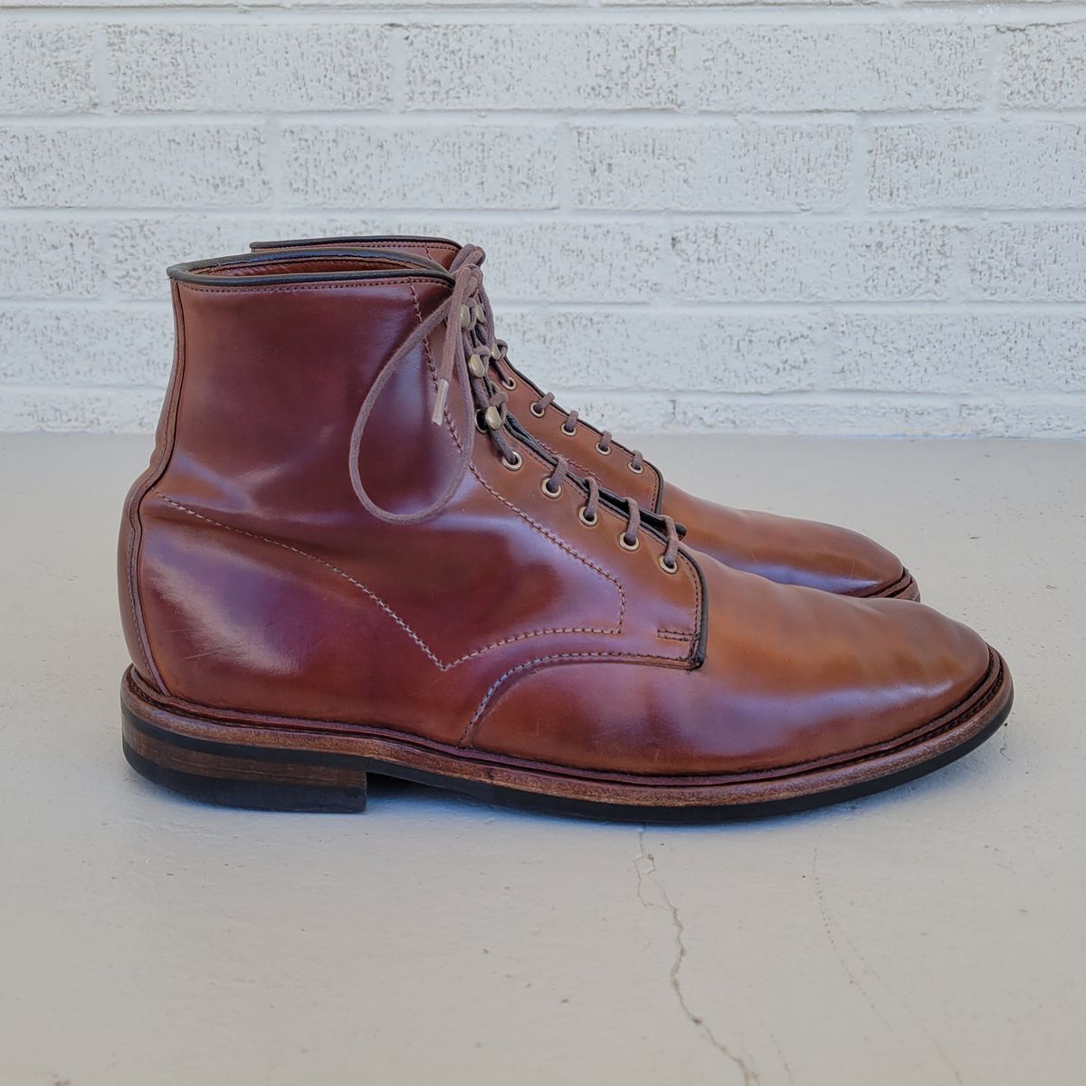 Photo by manowar on March 6, 2023 of the Allen Edmonds Higgins Mill in Horween Marbled Garnet Shell Cordovan.