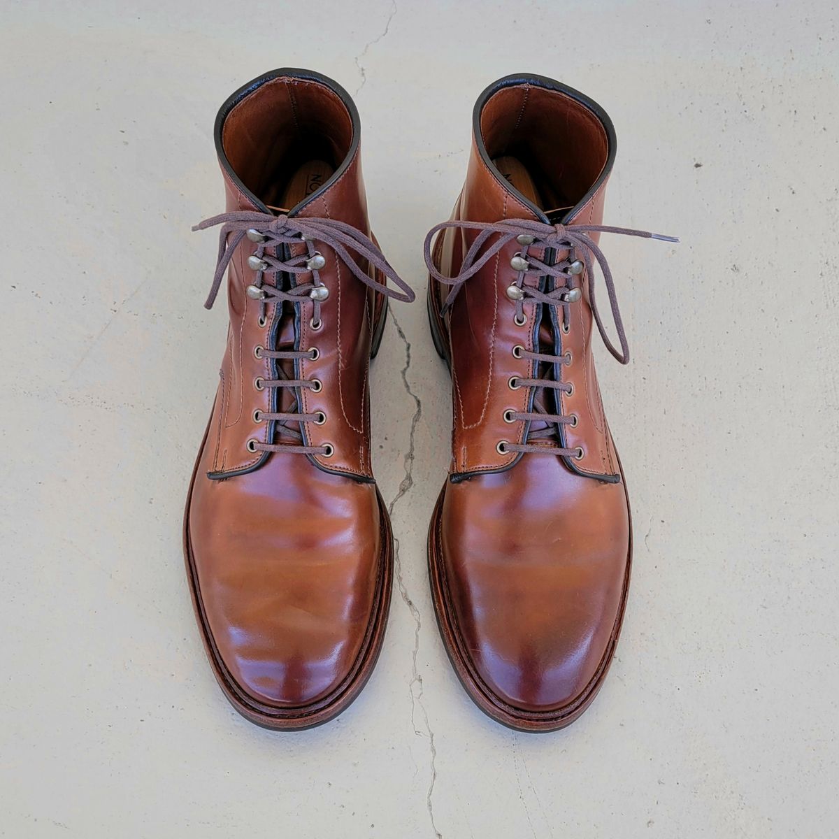 Photo by manowar on March 6, 2023 of the Allen Edmonds Higgins Mill in Horween Marbled Garnet Shell Cordovan.