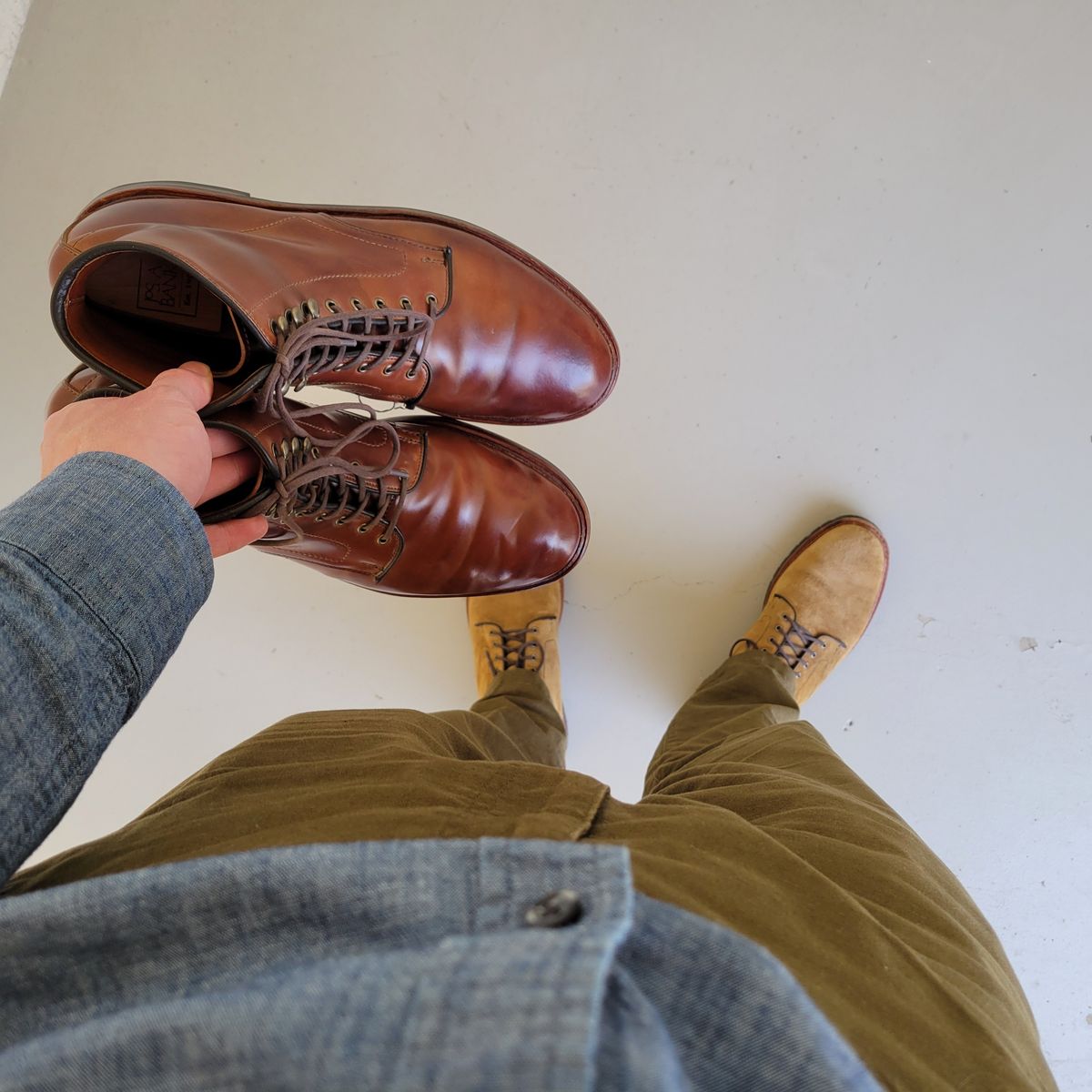 Photo by manowar on April 5, 2023 of the Allen Edmonds Higgins Mill in Horween Marbled Garnet Shell Cordovan.