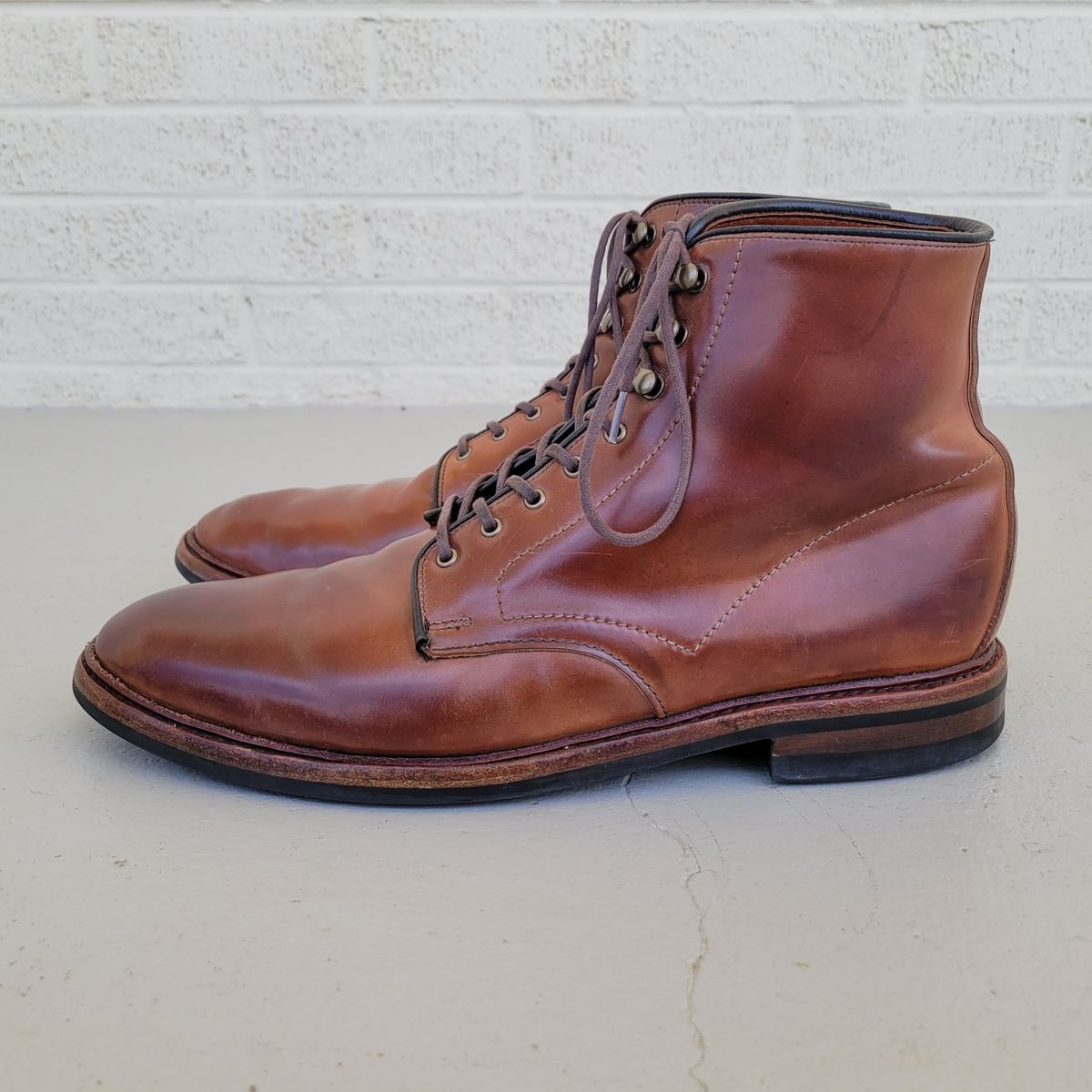 Photo by manowar on April 5, 2023 of the Allen Edmonds Higgins Mill in Horween Marbled Garnet Shell Cordovan.