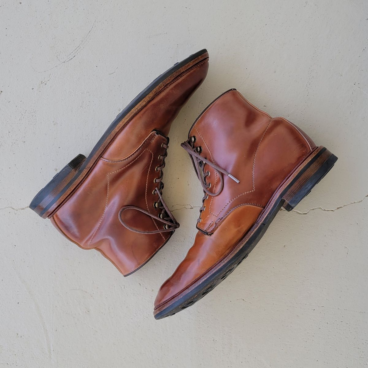Photo by manowar on April 5, 2023 of the Allen Edmonds Higgins Mill in Horween Marbled Garnet Shell Cordovan.