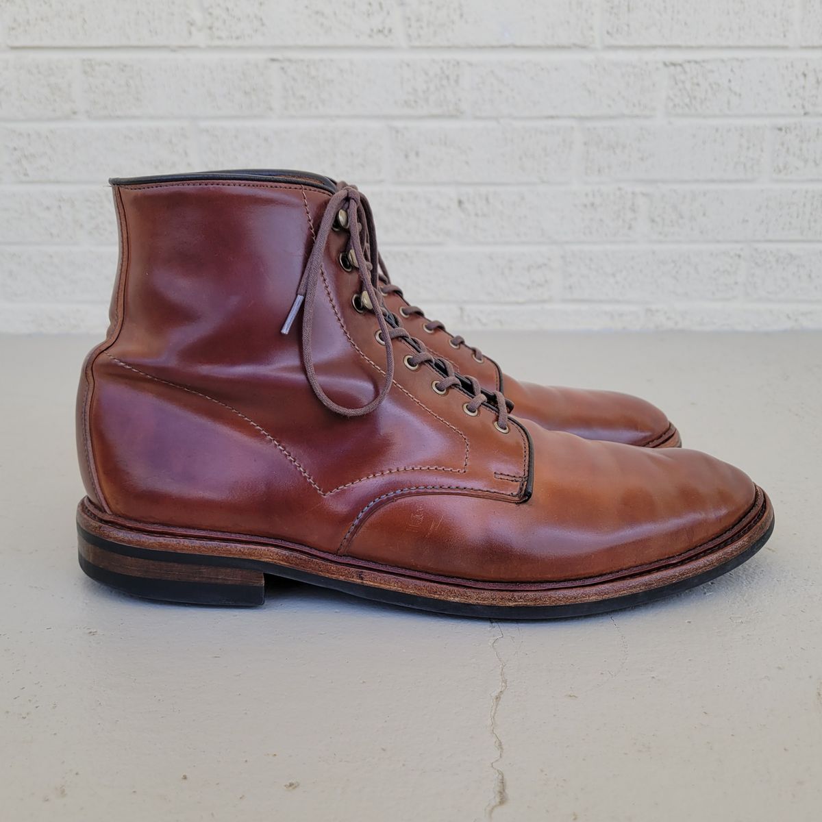 Photo by manowar on April 5, 2023 of the Allen Edmonds Higgins Mill in Horween Marbled Garnet Shell Cordovan.