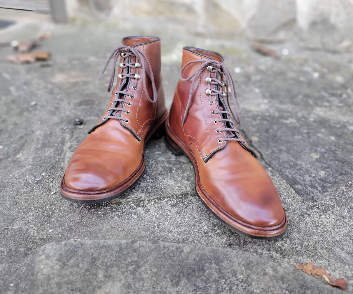 Photo by manowar on March 19, 2023 of the Allen Edmonds Higgins Mill in Horween Marbled Garnet Shell Cordovan.
