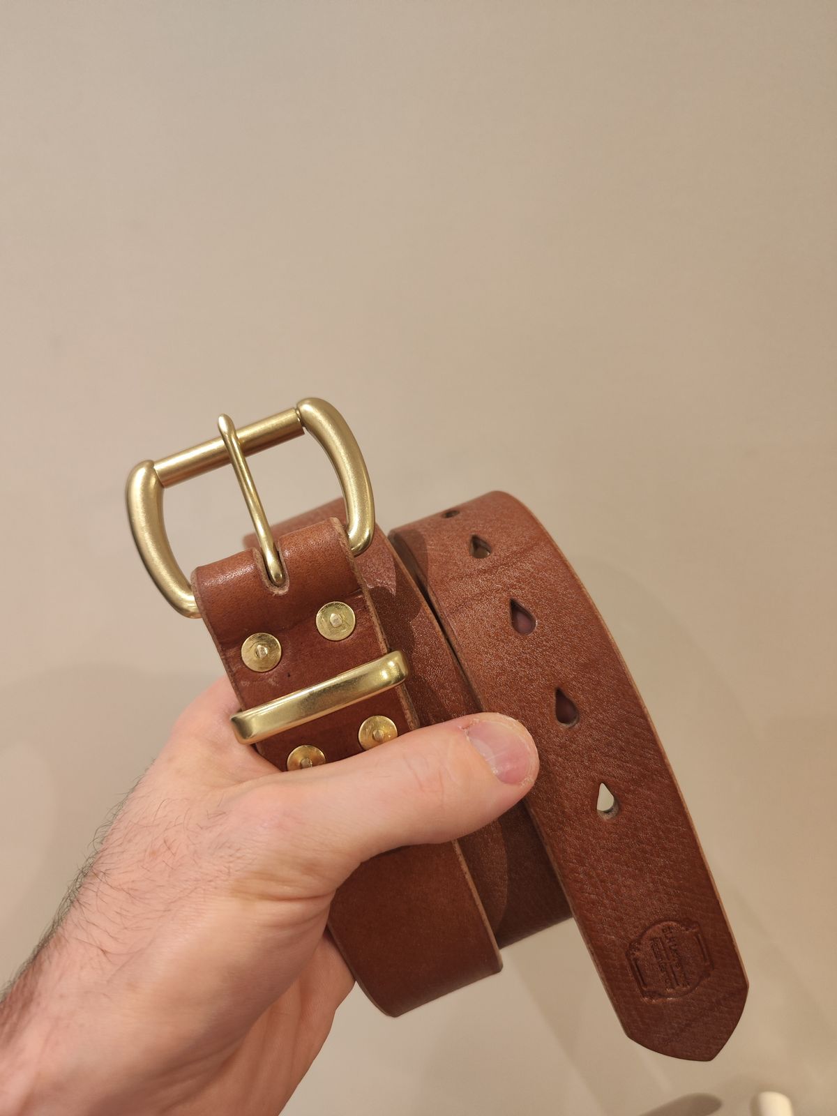 Photo by germanshoeguy on September 23, 2025 of the Self-Made Belt in J&FJ Baker Oak Bark Bridle Butt Cross Hatch Dark Stein.