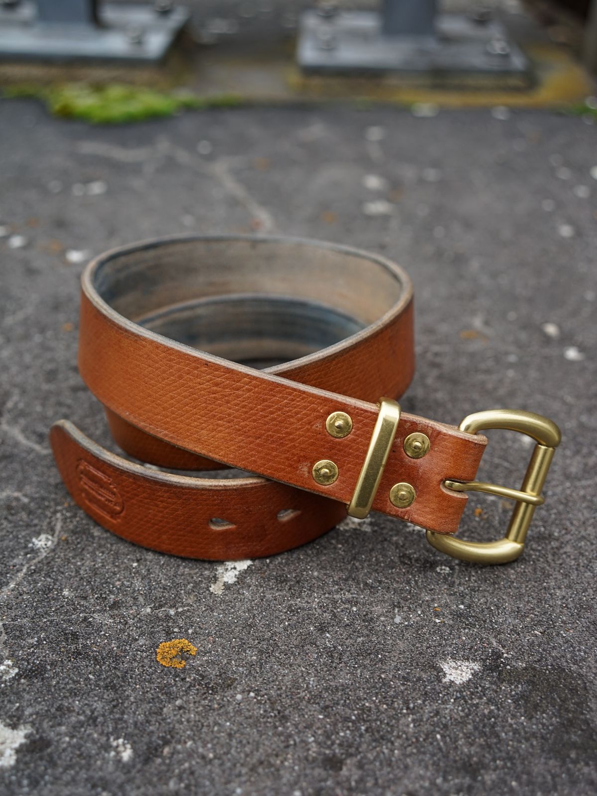 Photo by germanshoeguy on December 3, 2025 of the Self-Made Belt in J&FJ Baker Oak Bark Bridle Butt Cross Hatch Dark Stein.