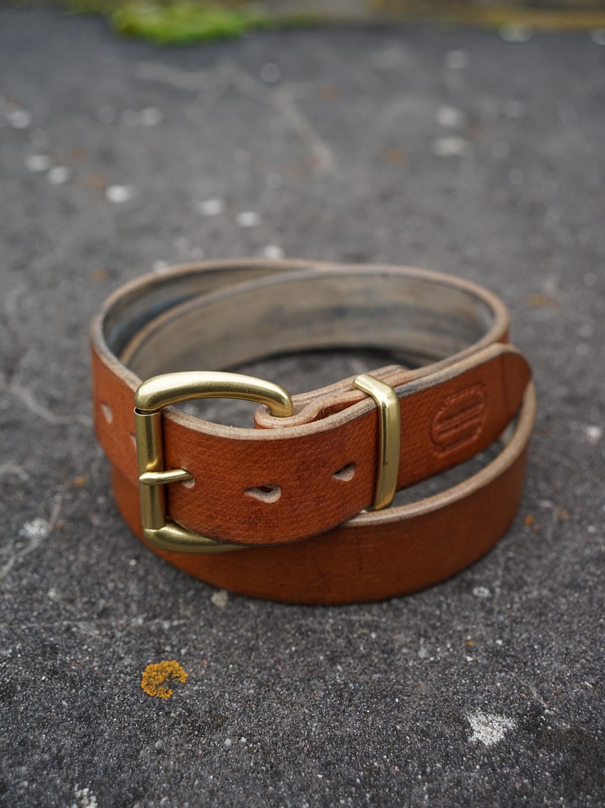 Photo by germanshoeguy on December 3, 2025 of the Self-Made Belt in J&FJ Baker Oak Bark Bridle Butt Cross Hatch Dark Stein.