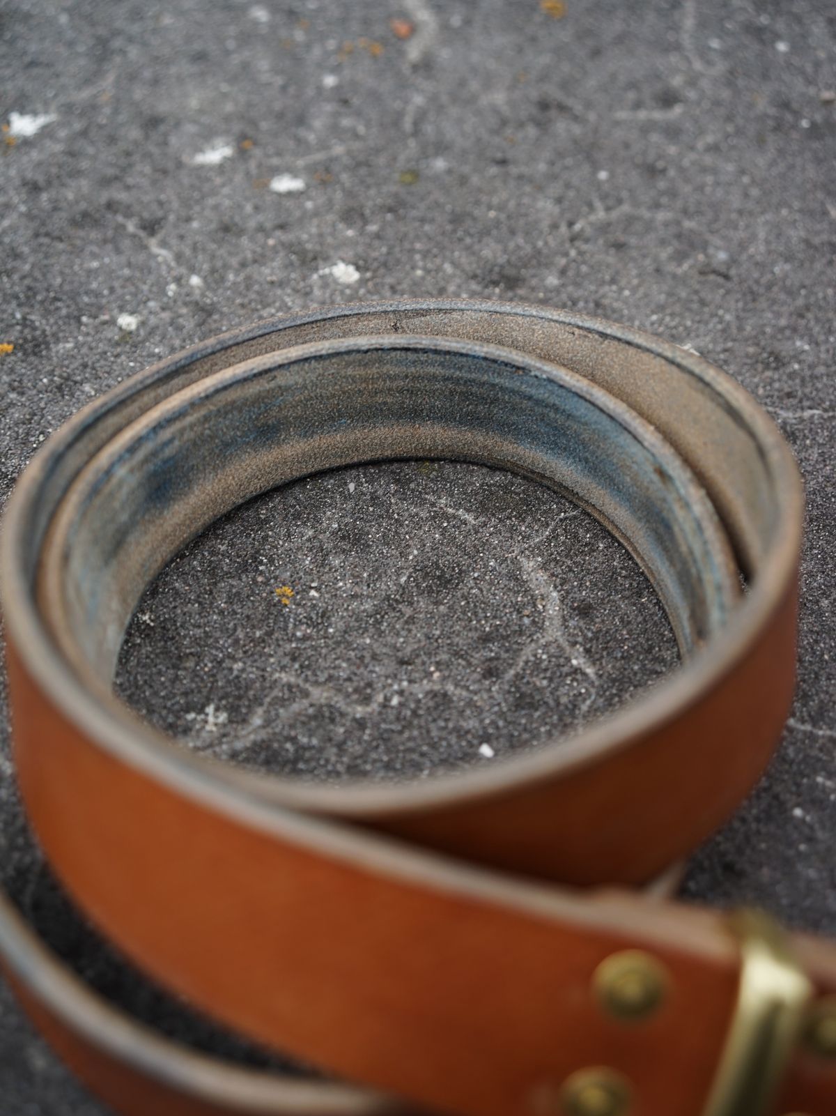 Photo by germanshoeguy on December 3, 2025 of the Self-Made Belt in J&FJ Baker Oak Bark Bridle Butt Cross Hatch Dark Stein.