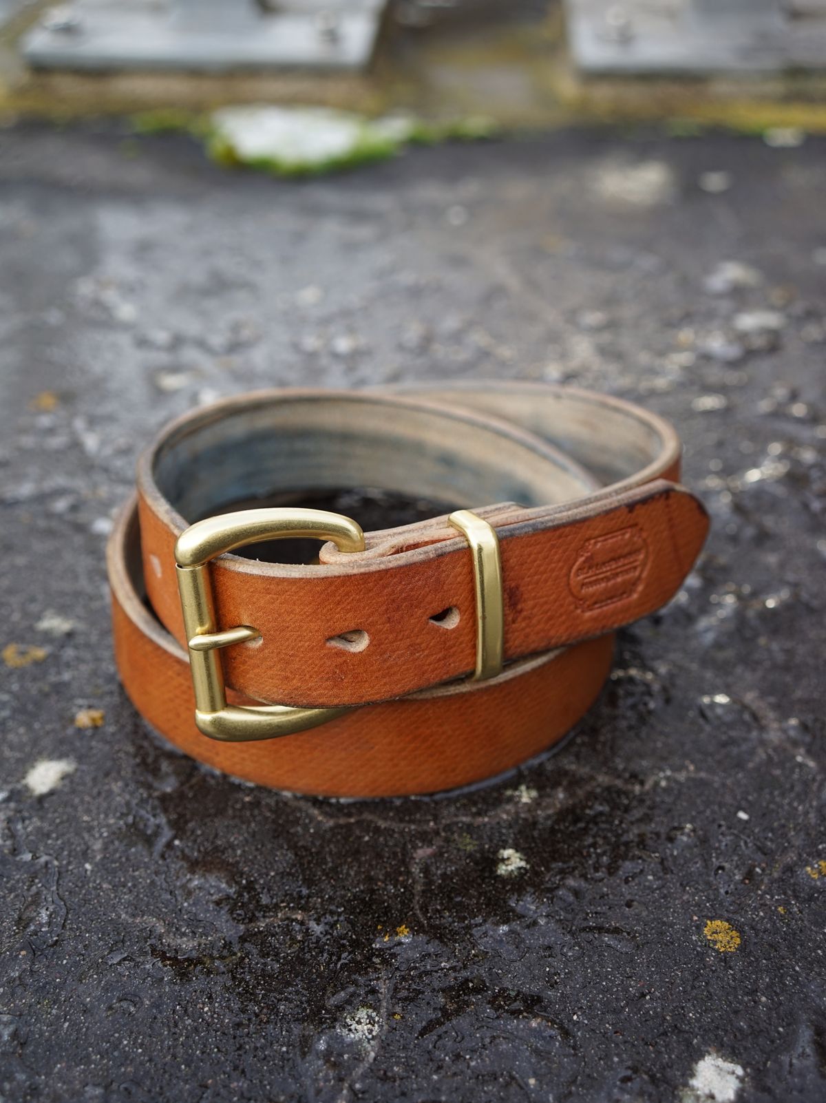 Photo by germanshoeguy on January 2, 2026 of the Self-Made Belt in J&FJ Baker Oak Bark Bridle Butt Cross Hatch Dark Stein.