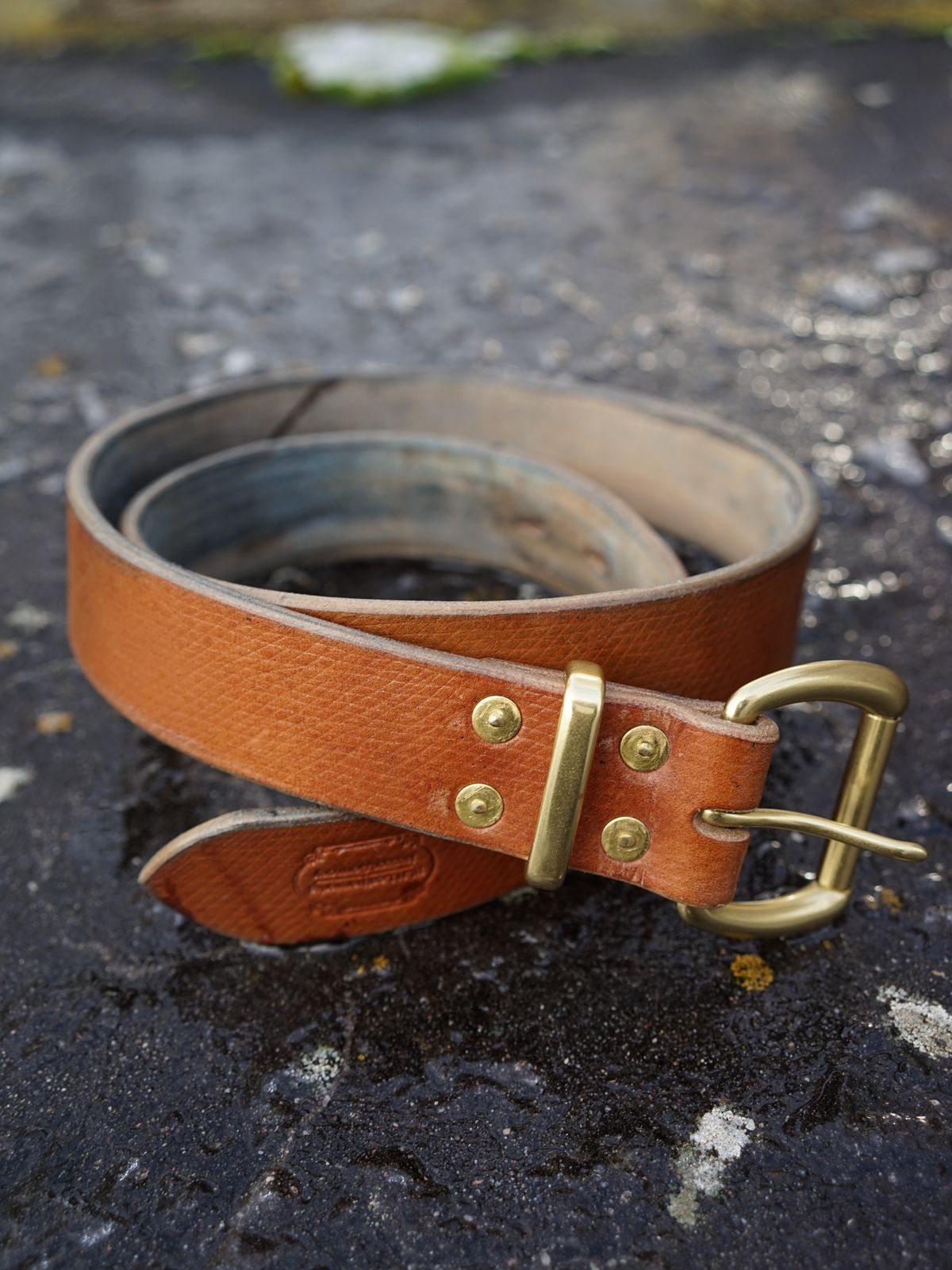 Photo by germanshoeguy on January 2, 2026 of the Self-Made Belt in J&FJ Baker Oak Bark Bridle Butt Cross Hatch Dark Stein.