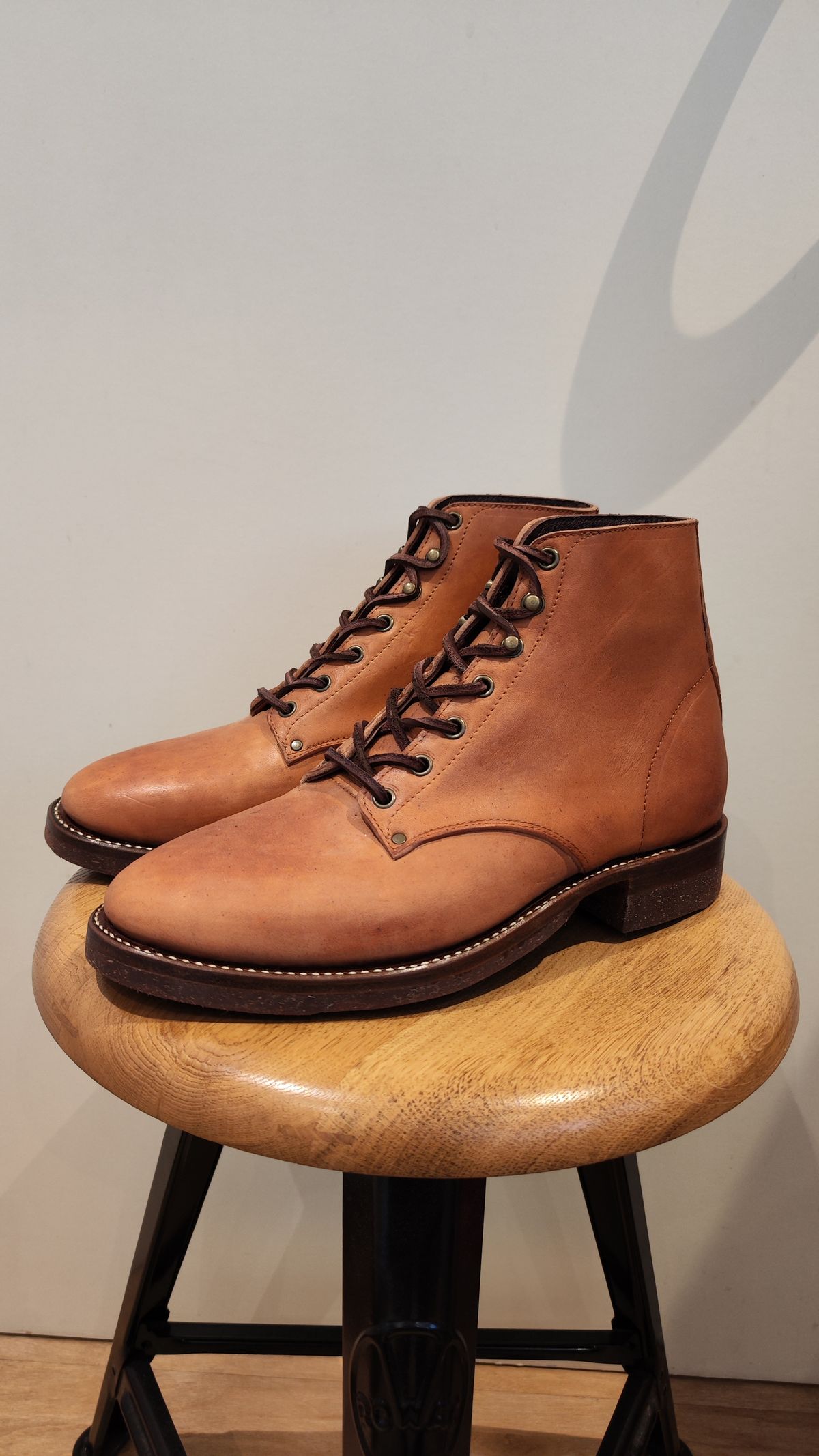 Photo by germanshoeguy on September 26, 2025 of the Self-Made Service Boot "Kaya" in Guidi Natural Horsebutt.